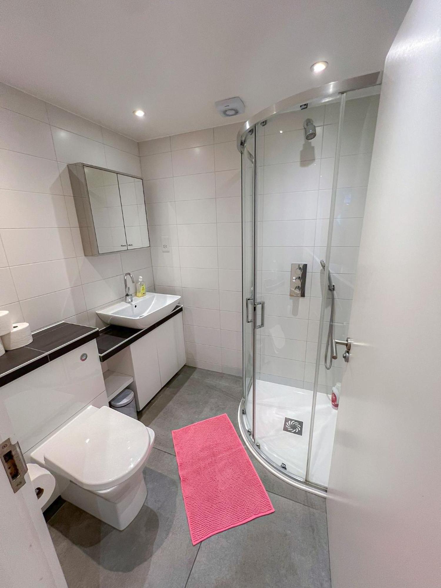 Spacious 3-bedroom Flat In Holloway With Unique Patio With Free Wi-fi *