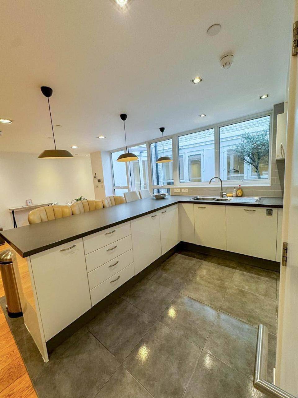 Spacious 3-bedroom Flat In Holloway With Unique Patio With Free Wi-fi Apartment *