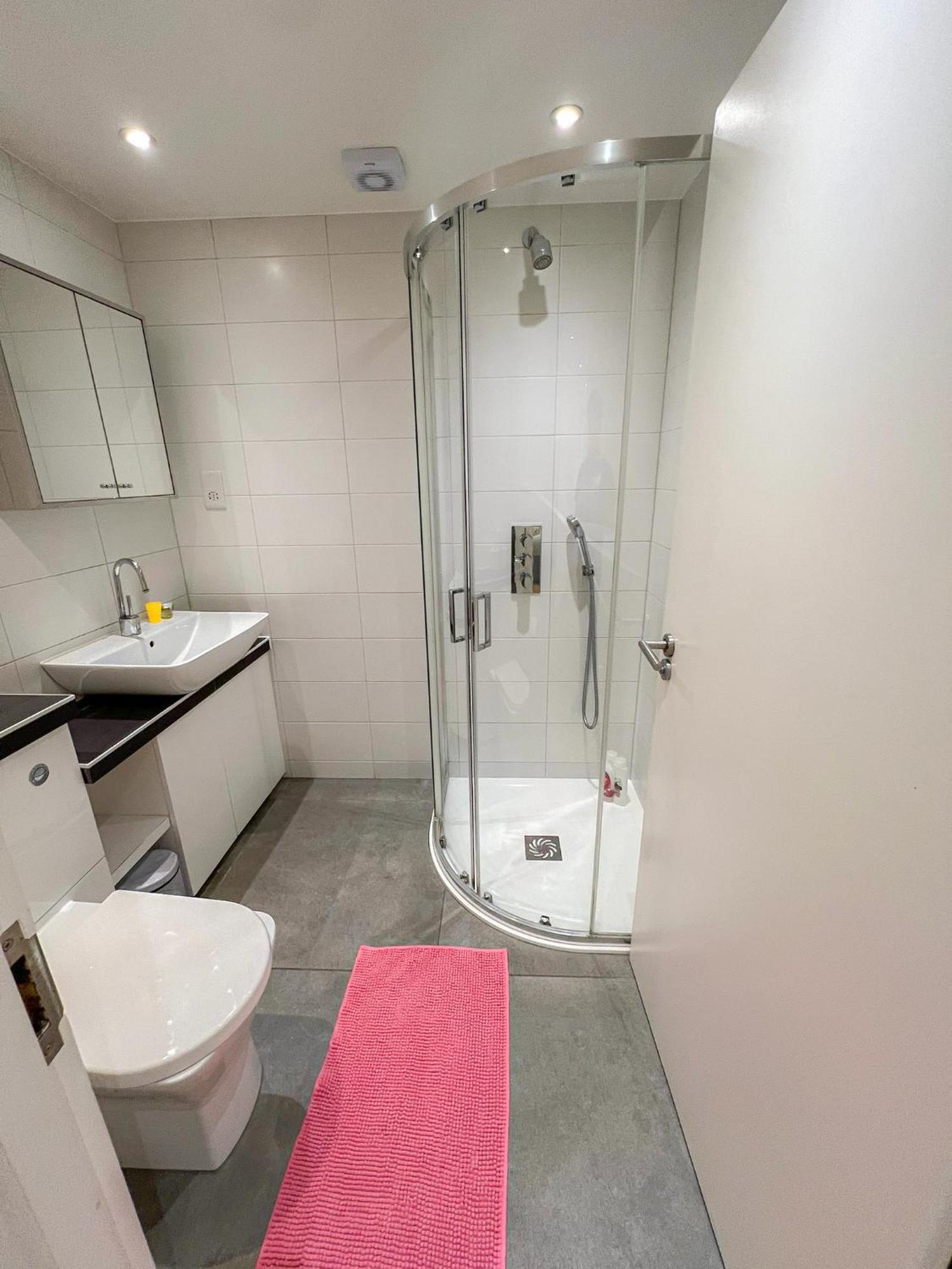 Apartment Spacious 3-bedroom Flat In Holloway With Unique Patio With Free Wi-fi *
