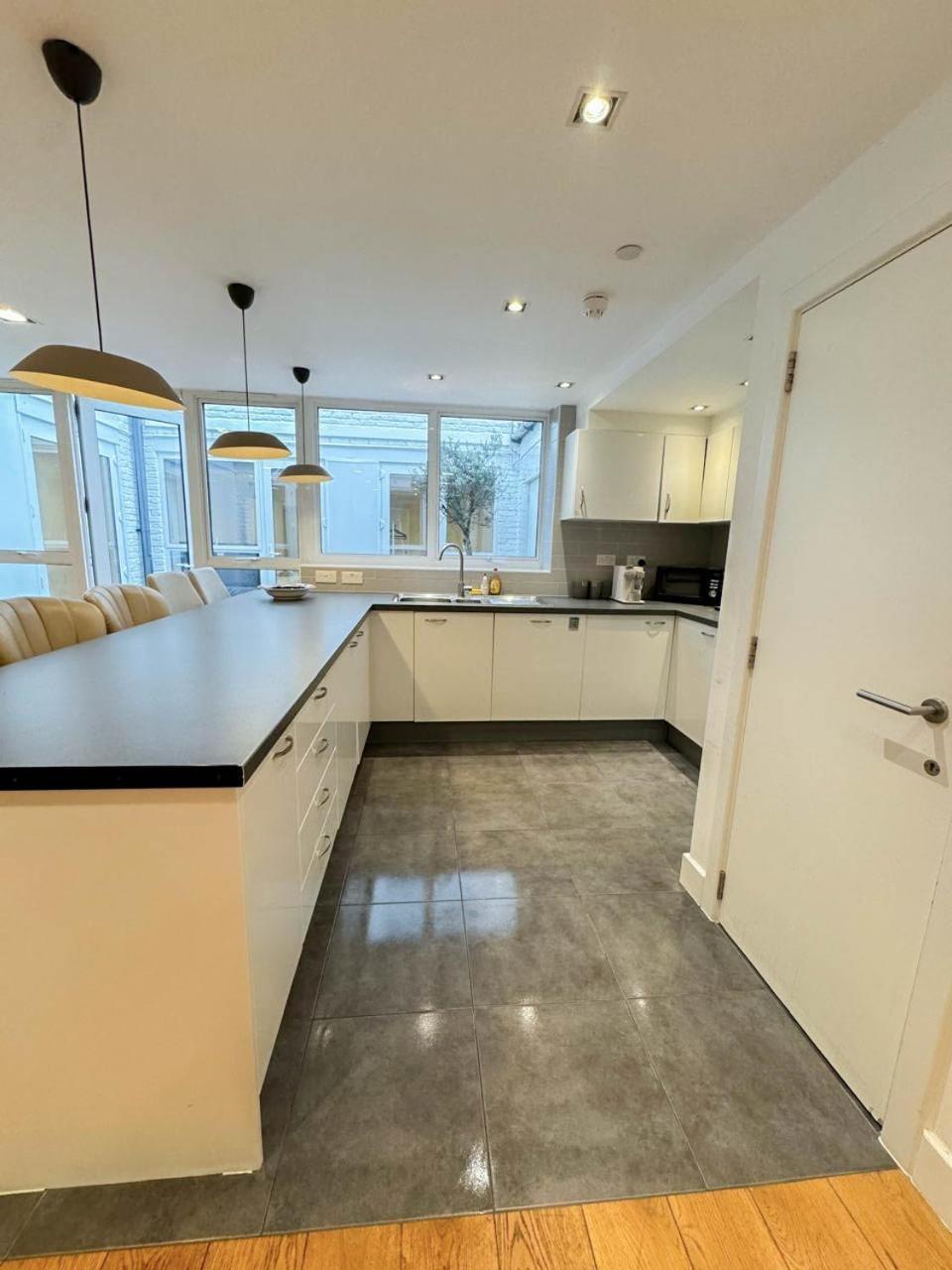 Spacious 3-bedroom Flat In Holloway With Unique Patio With Free Wi-fi *