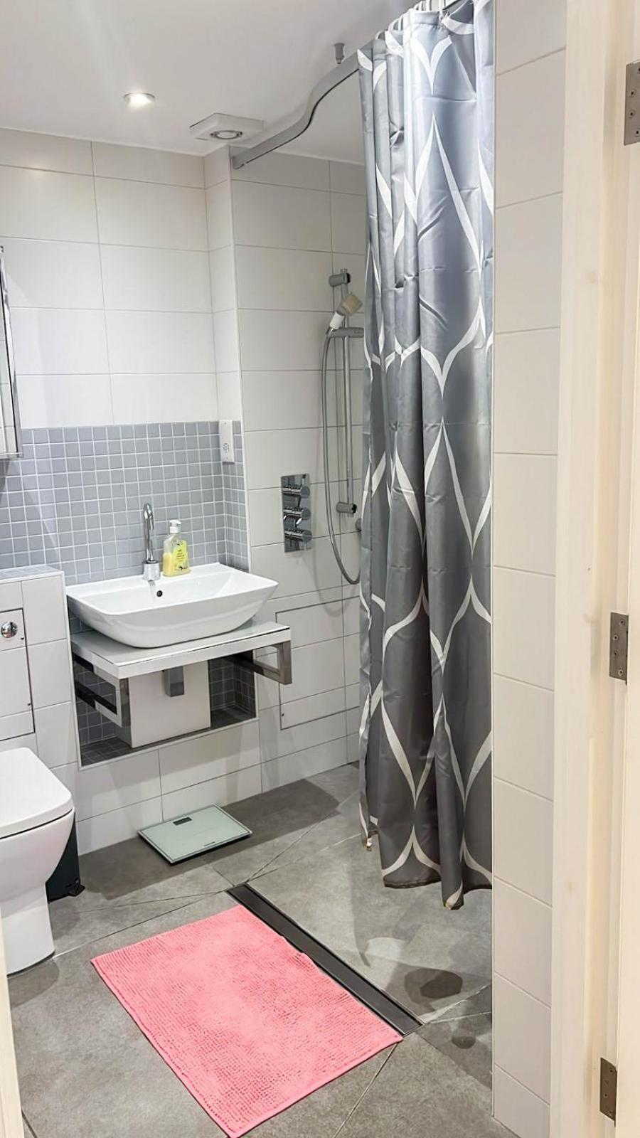 Apartment Spacious 3-bedroom Flat In Holloway With Unique Patio With Free Wi-fi *