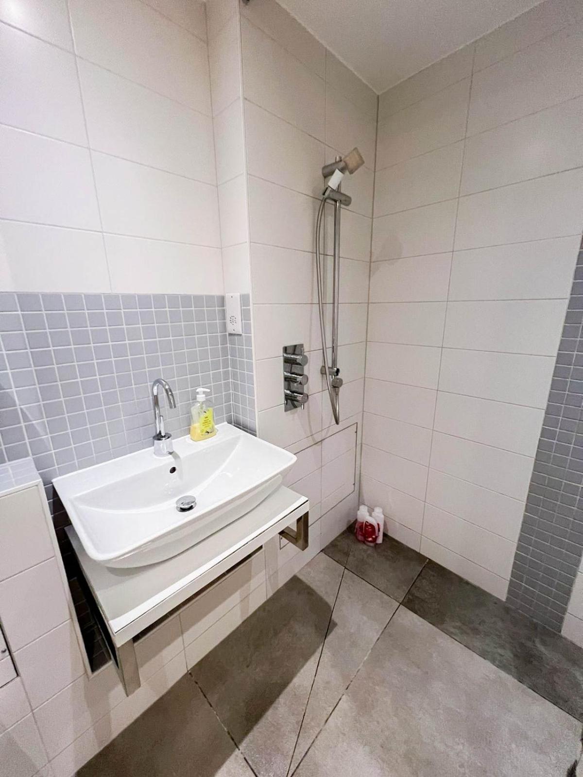 Spacious 3-bedroom Flat In Holloway With Unique Patio With Free Wi-fi