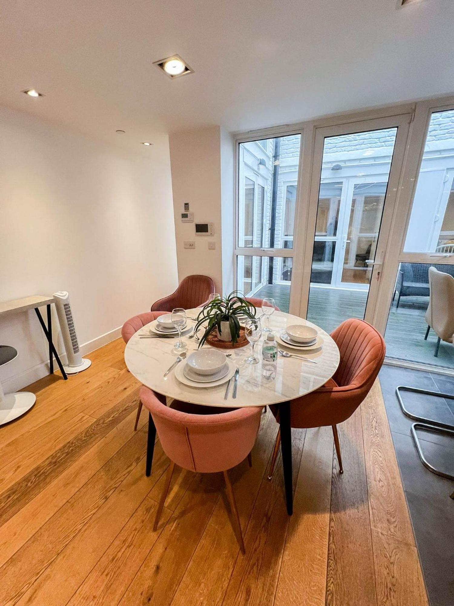 Spacious 3-bedroom Flat In Holloway With Unique Patio With Free Wi-fi London