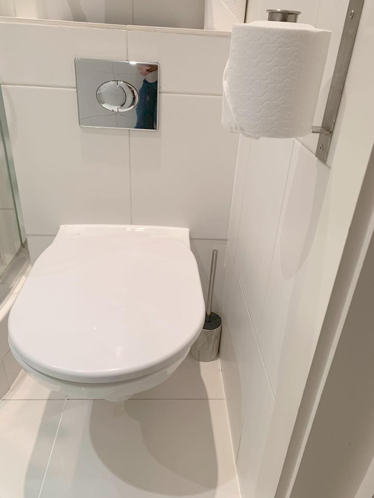 Apartment Bright And Airy One Bedroom Condo, Olympia, Kensington London