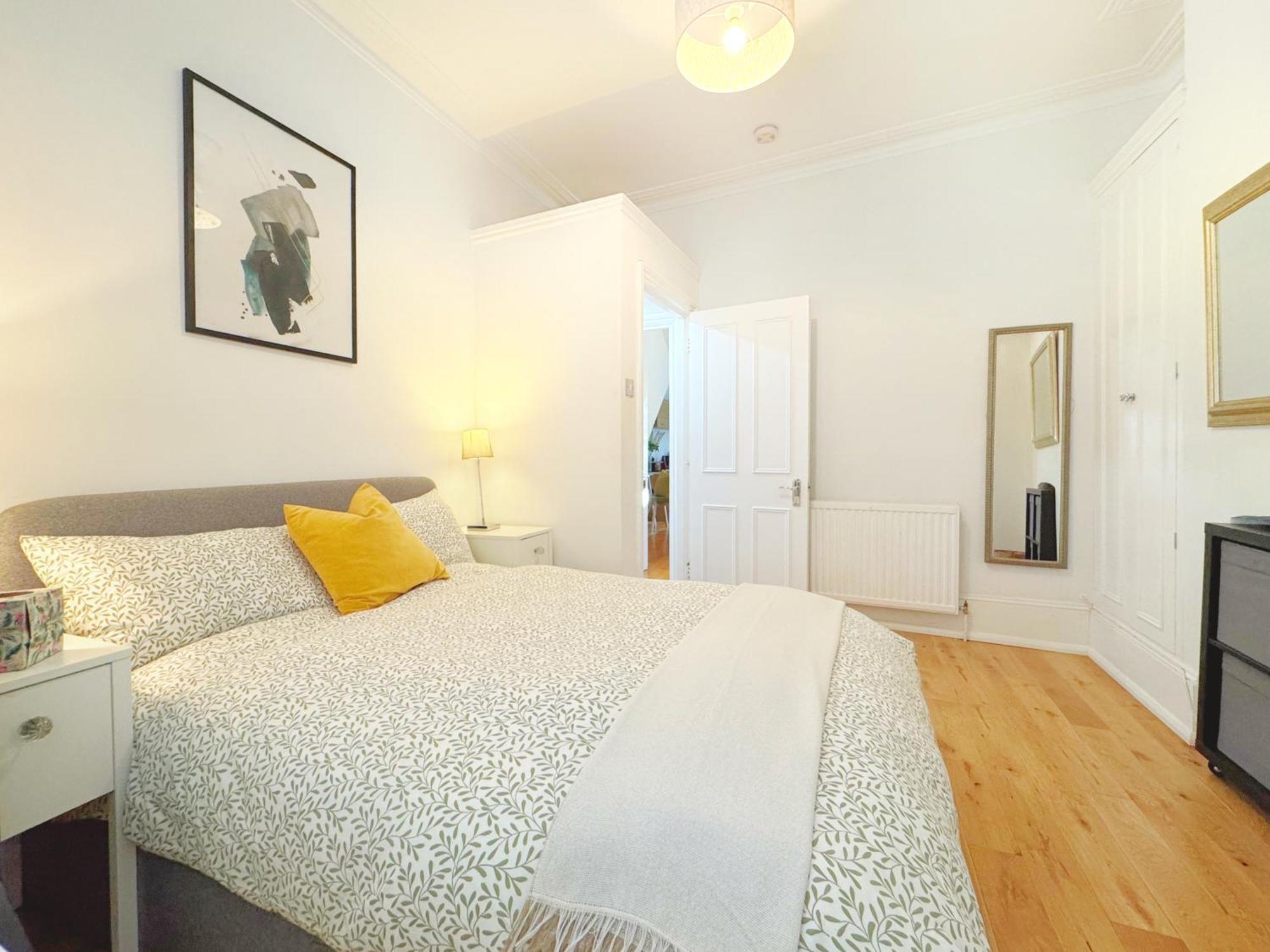 Artsy & Bright Hammersmith 1b1b, Up To 4 People