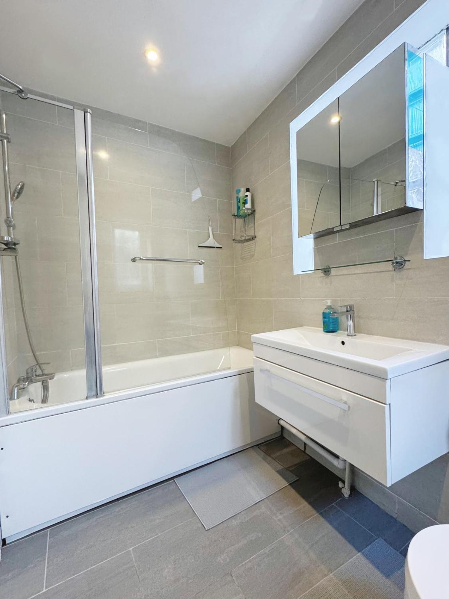 Artsy & Bright Hammersmith 1b1b, Up To 4 People Apartment *