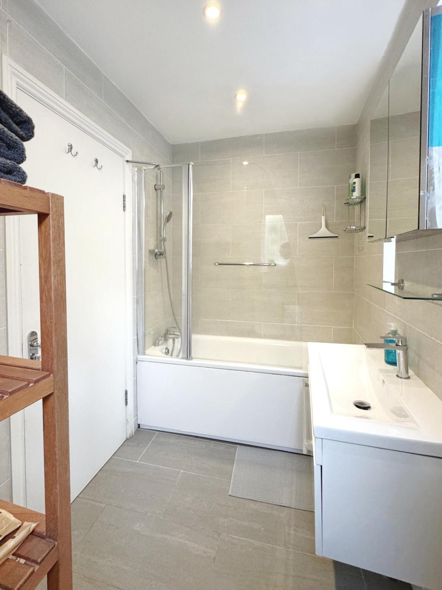 Apartment Artsy & Bright Hammersmith 1b1b, Up To 4 People *
