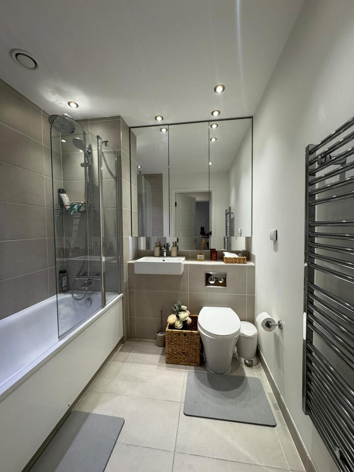 Elegant One-bedroom In East Apartment *