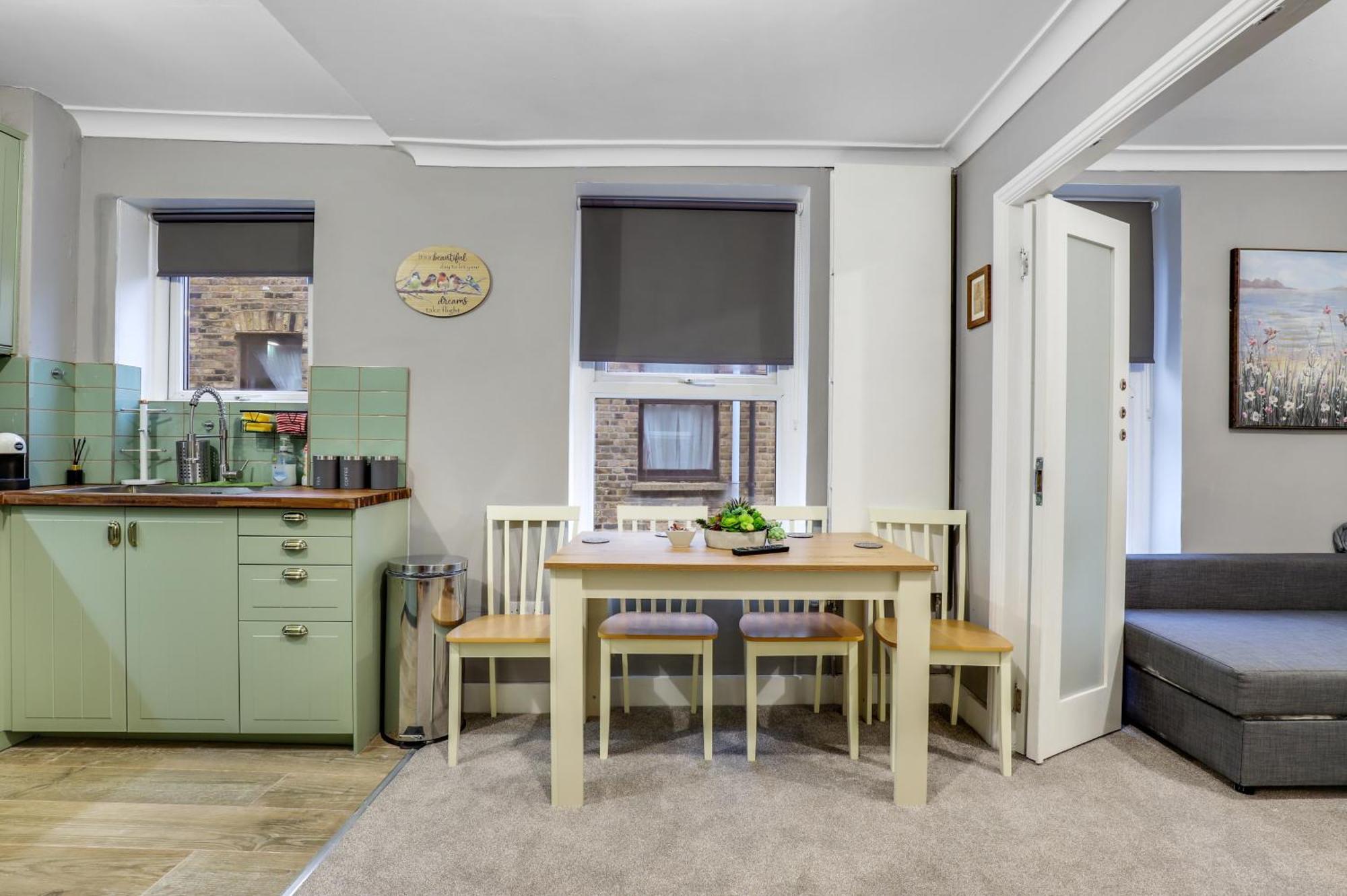 Apartment Sleeps 4,roof Garden, Top Apartment, Zone 2 Cls Central *