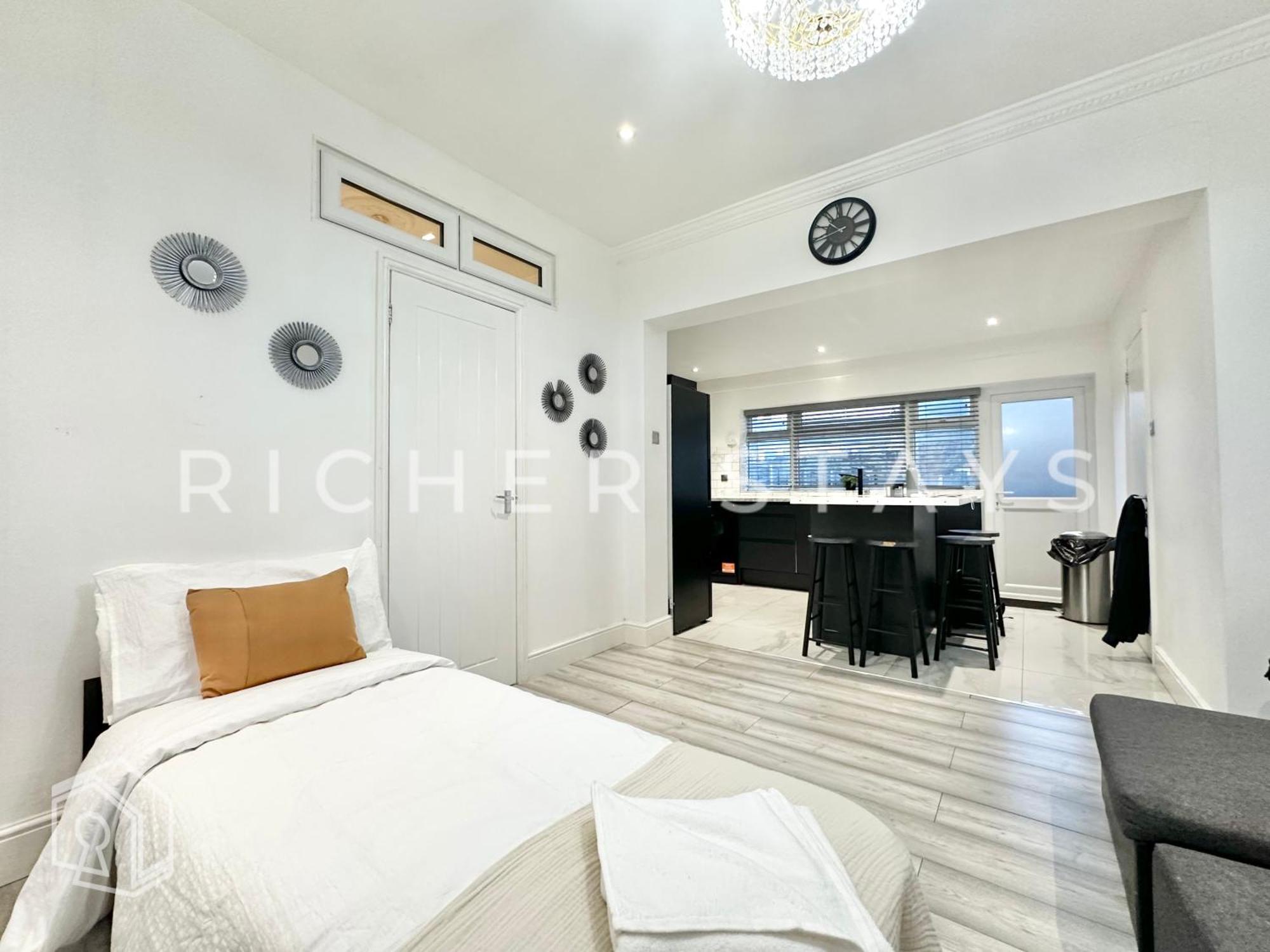 Modern 1-2 Bedroom East Ldn Flat With Private Garden Apartment *