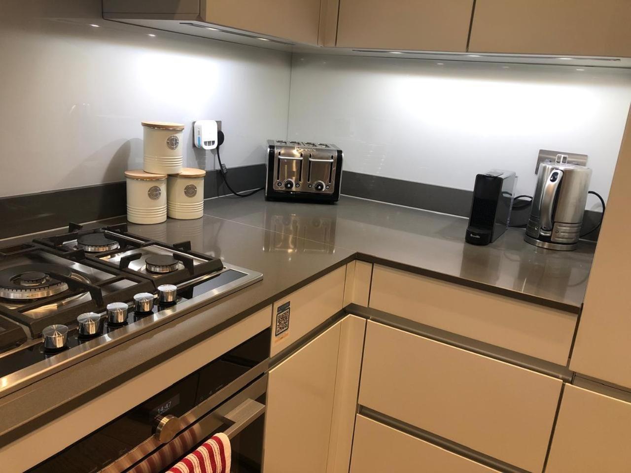 Luxurious 3-bedroom & 3 Bathroom Flat With Indoor Fireplace And Patio In Mayfair Apartment
