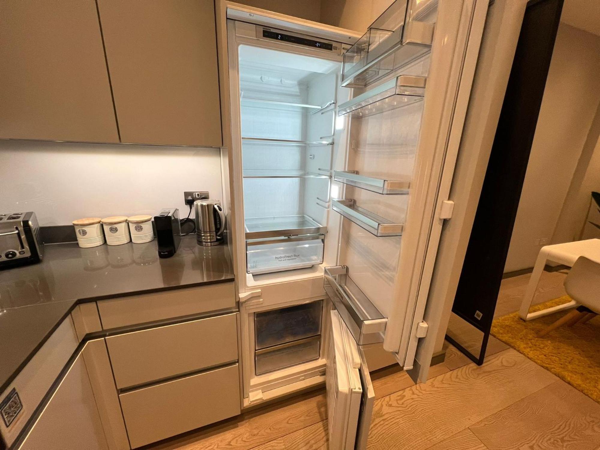 Apartment Luxurious 3-bedroom & 3 Bathroom Flat With Indoor Fireplace And Patio In Mayfair