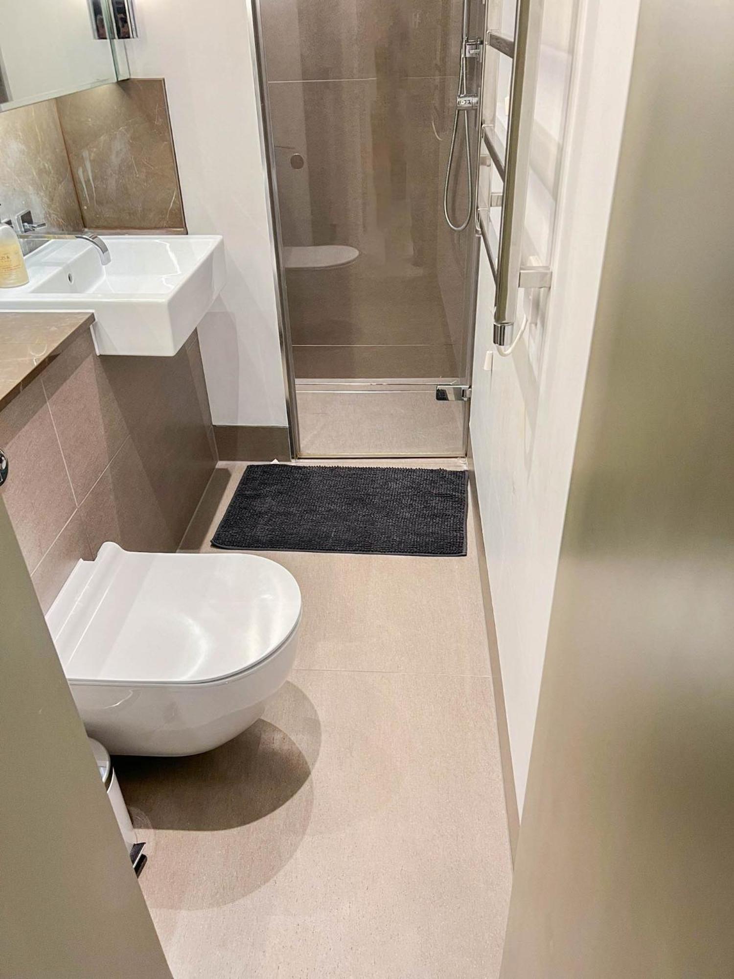 Luxurious 3-bedroom & 3 Bathroom Flat With Indoor Fireplace And Patio In Mayfair Apartment