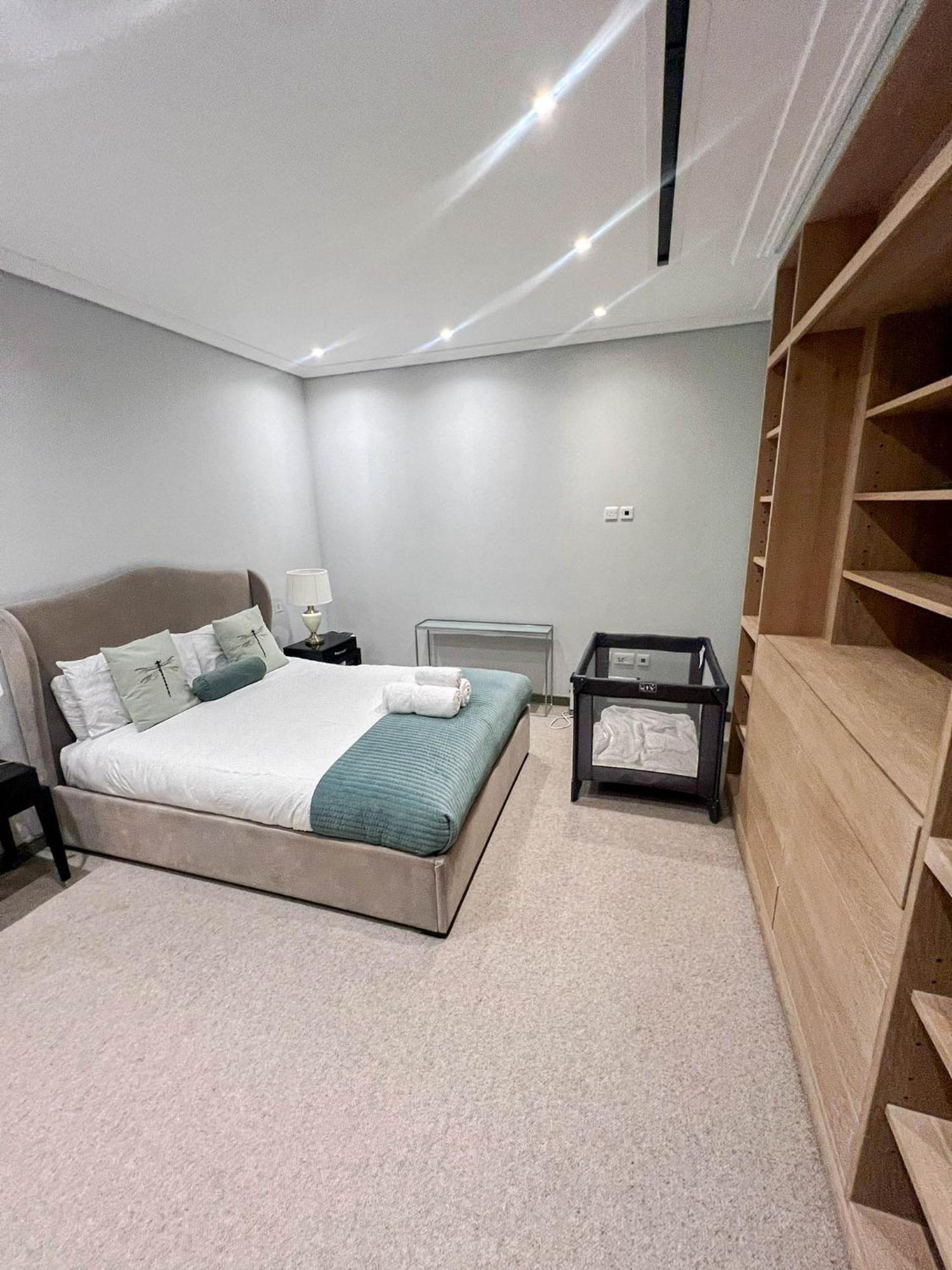 Luxurious 3-bedroom & 3 Bathroom Flat With Indoor Fireplace And Patio In Mayfair *