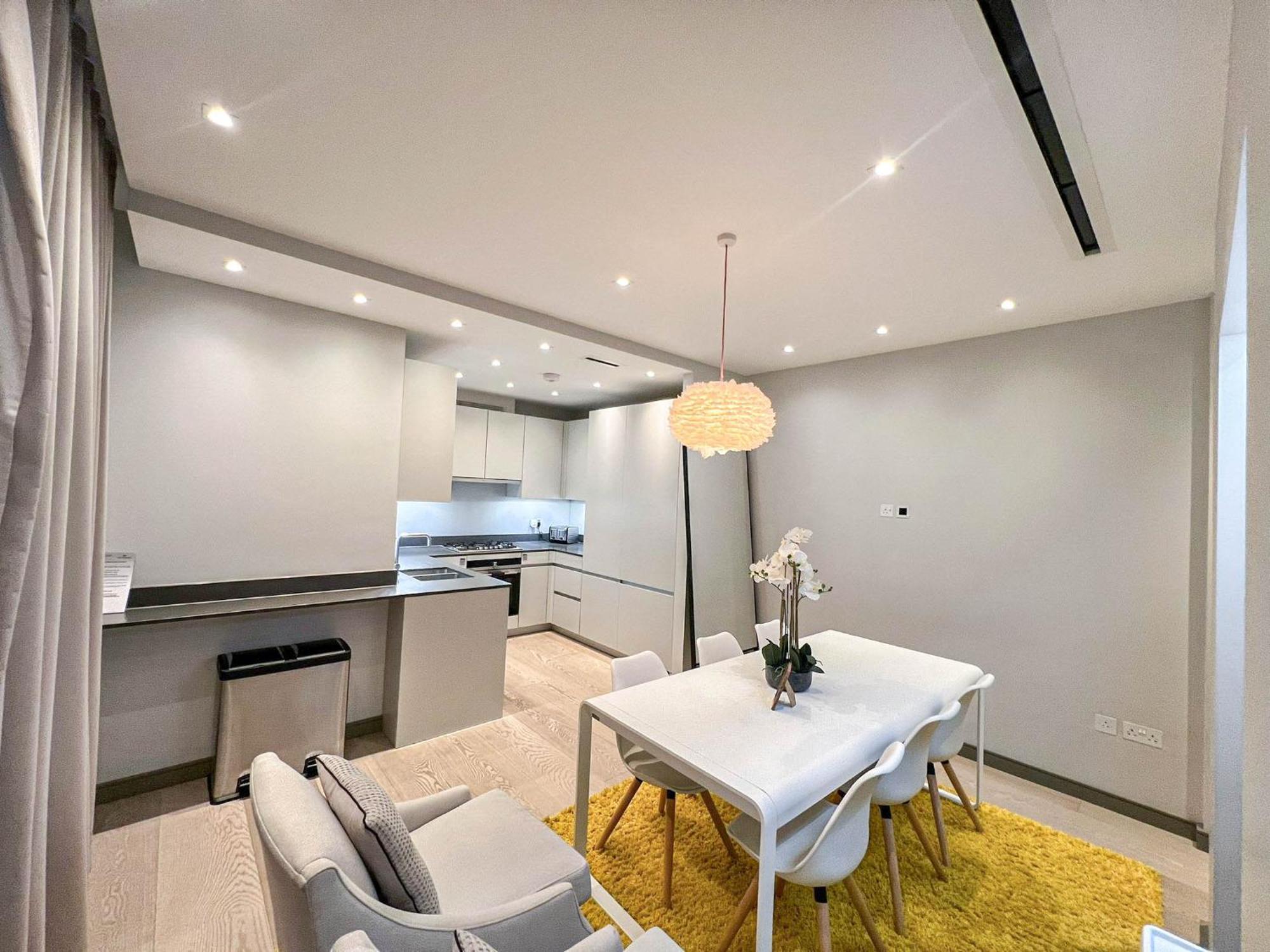 Luxurious 3-bedroom & 3 Bathroom Flat With Indoor Fireplace And Patio In Mayfair Apartment