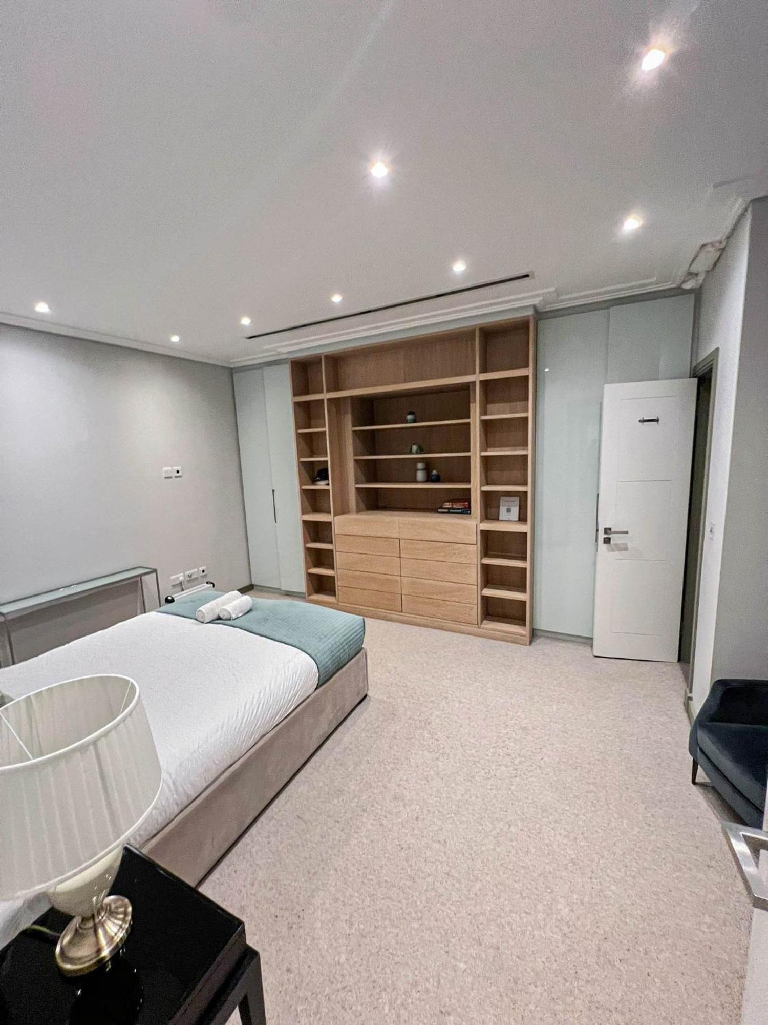 Luxurious 3-bedroom & 3 Bathroom Flat With Indoor Fireplace And Patio In Mayfair Apartment *