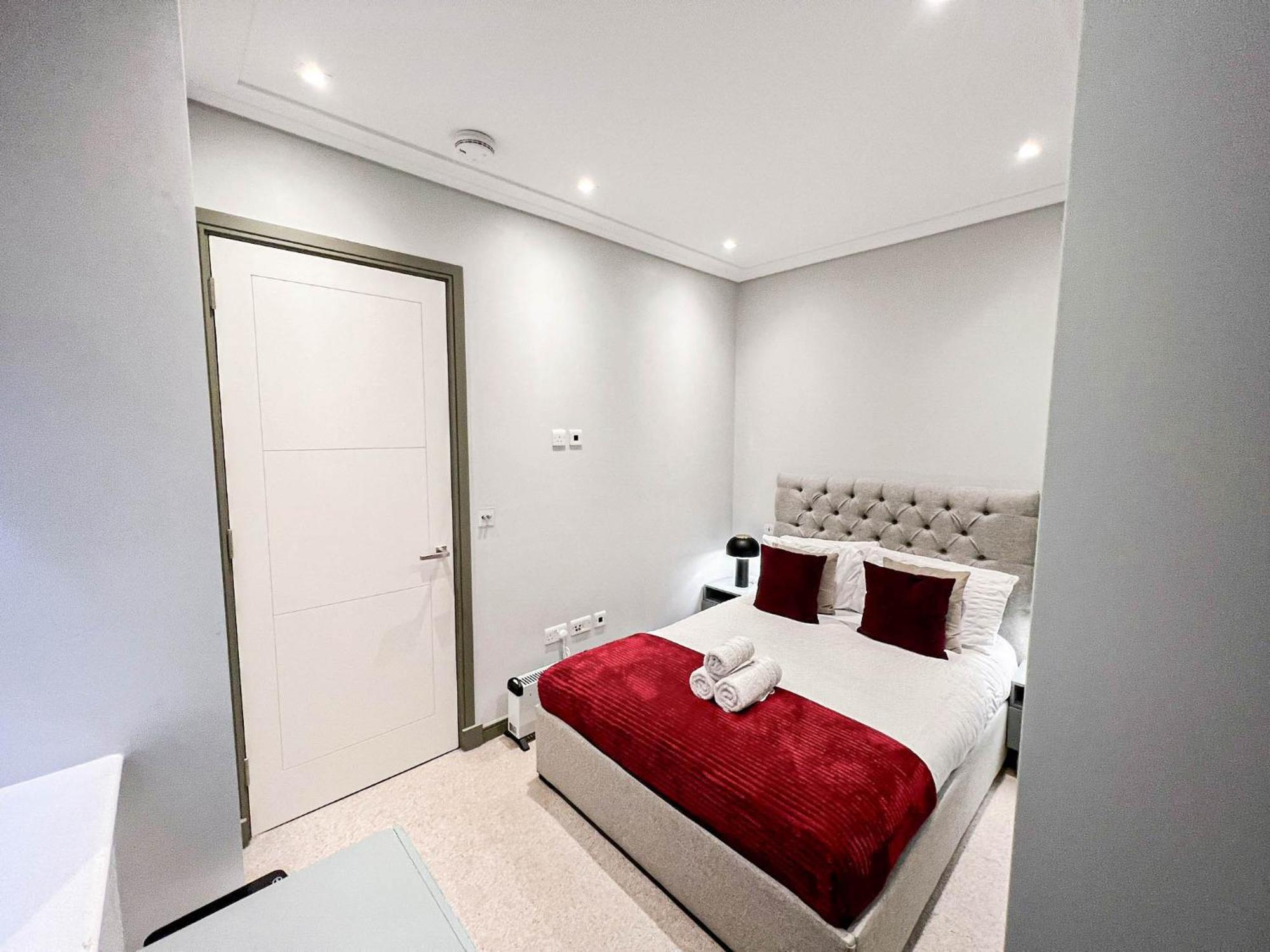 Luxurious 3-bedroom & 3 Bathroom Flat With Indoor Fireplace And Patio In Mayfair Apartment London