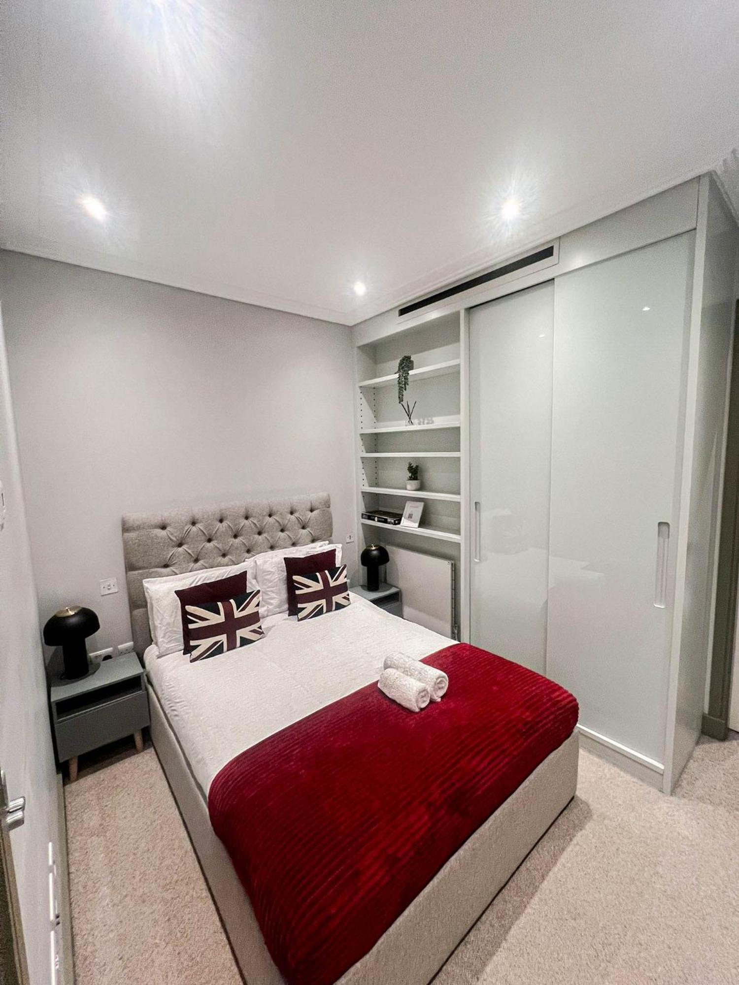Apartment Luxurious 3-bedroom & 3 Bathroom Flat With Indoor Fireplace And Patio In Mayfair London