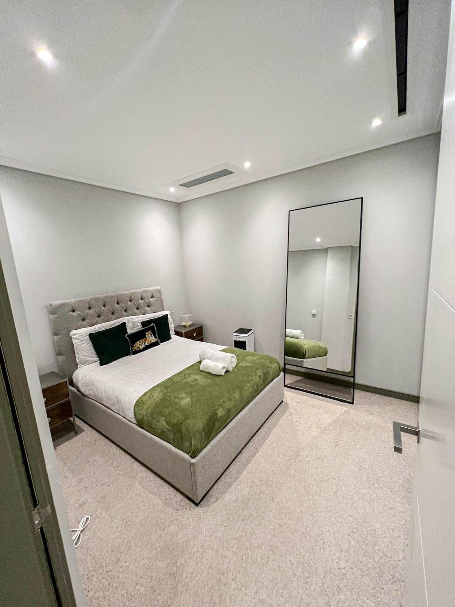 Luxurious 3-bedroom & 3 Bathroom Flat With Indoor Fireplace And Patio In Mayfair *