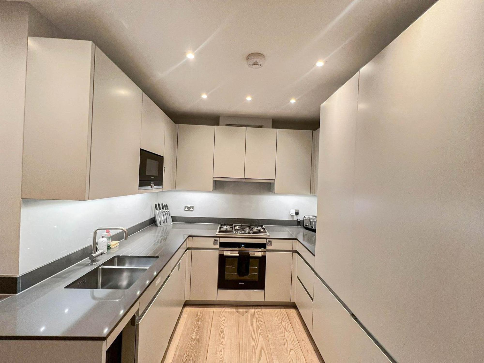 Luxurious 3-bedroom & 3 Bathroom Flat With Indoor Fireplace And Patio In Mayfair London