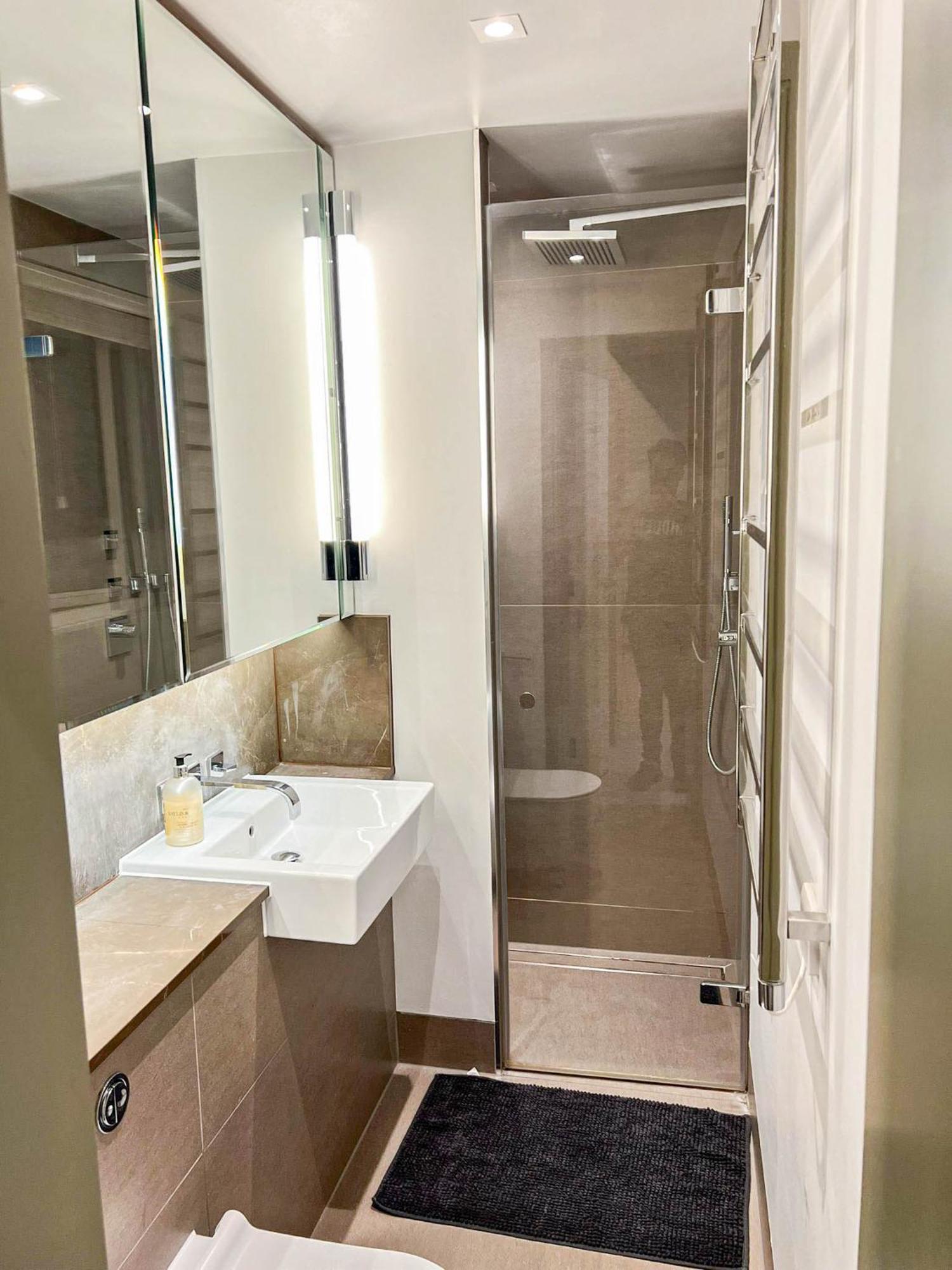 Luxurious 3-bedroom & 3 Bathroom Flat With Indoor Fireplace And Patio In Mayfair Apartment