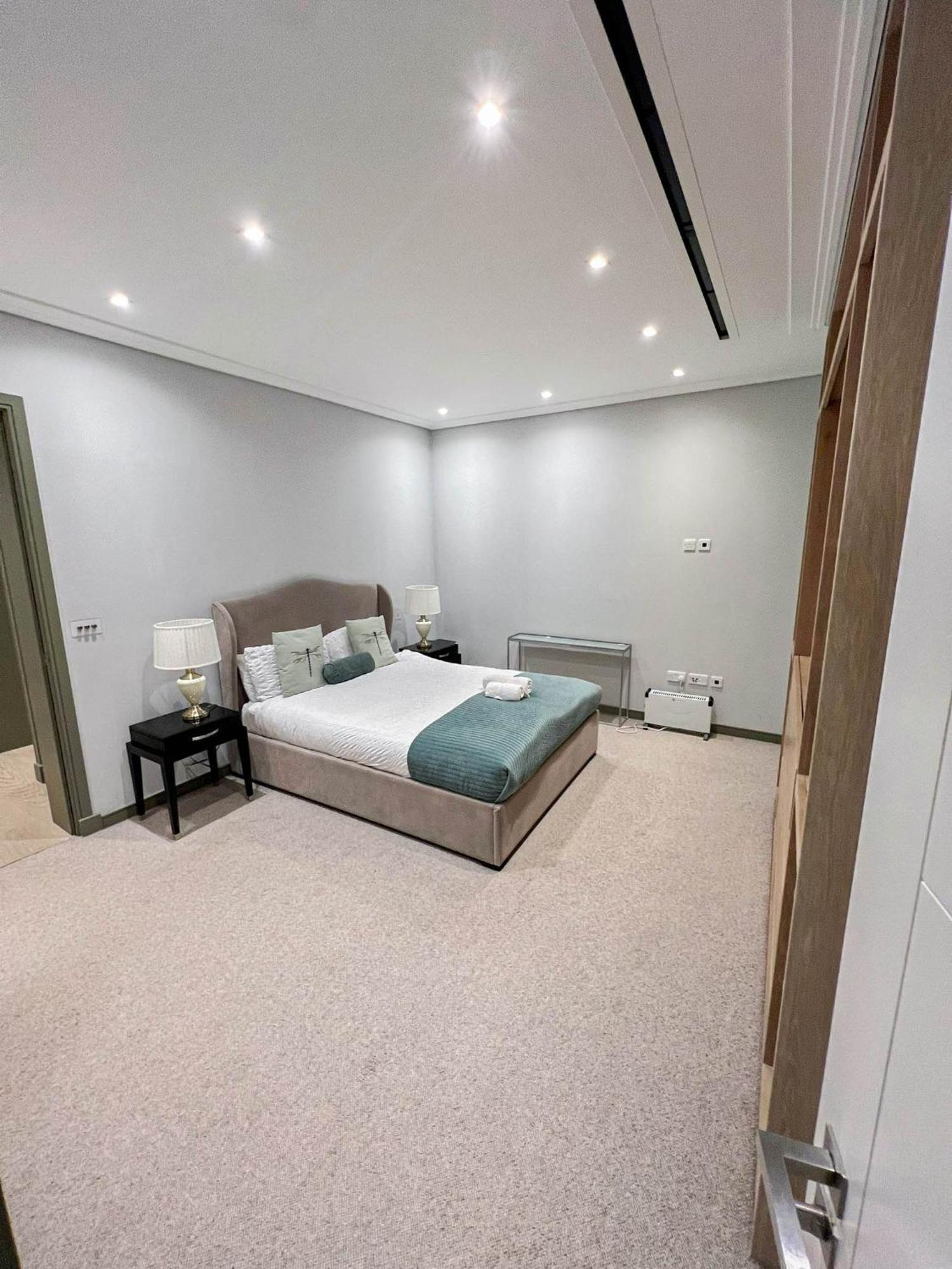 Apartment Luxurious 3-bedroom & 3 Bathroom Flat With Indoor Fireplace And Patio In Mayfair
