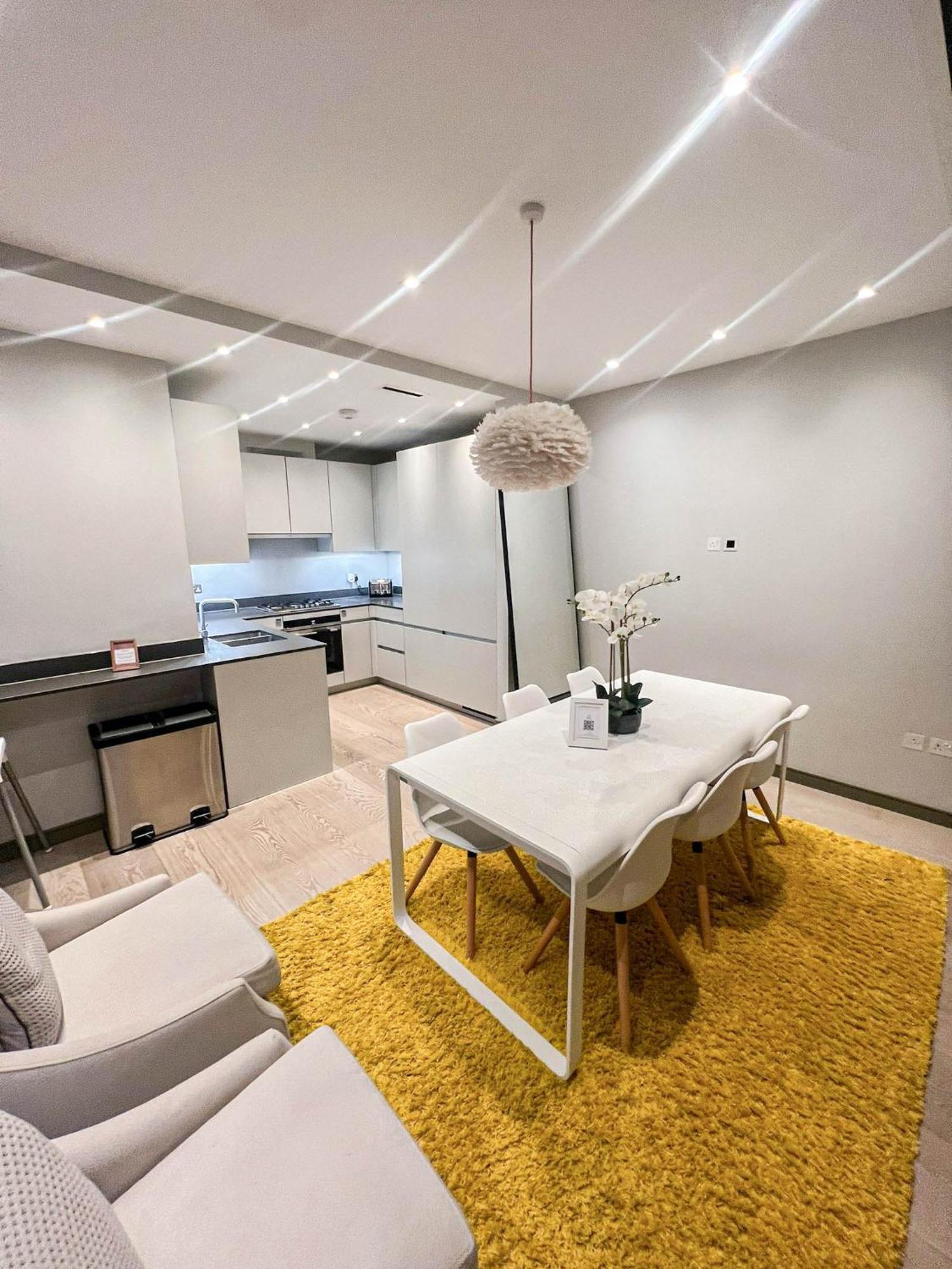 Luxurious 3-bedroom & 3 Bathroom Flat With Indoor Fireplace And Patio In Mayfair Apartment London
