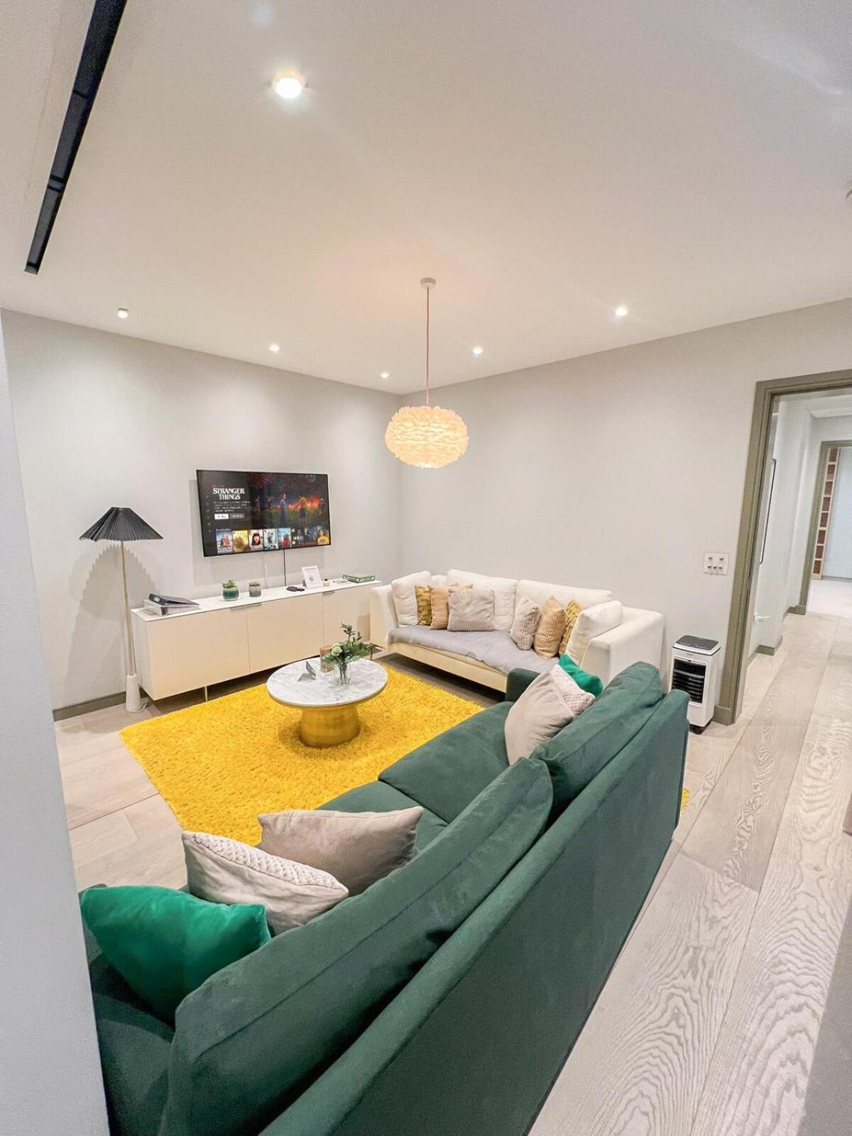 Apartment Luxurious 3-bedroom & 3 Bathroom Flat With Indoor Fireplace And Patio In Mayfair London