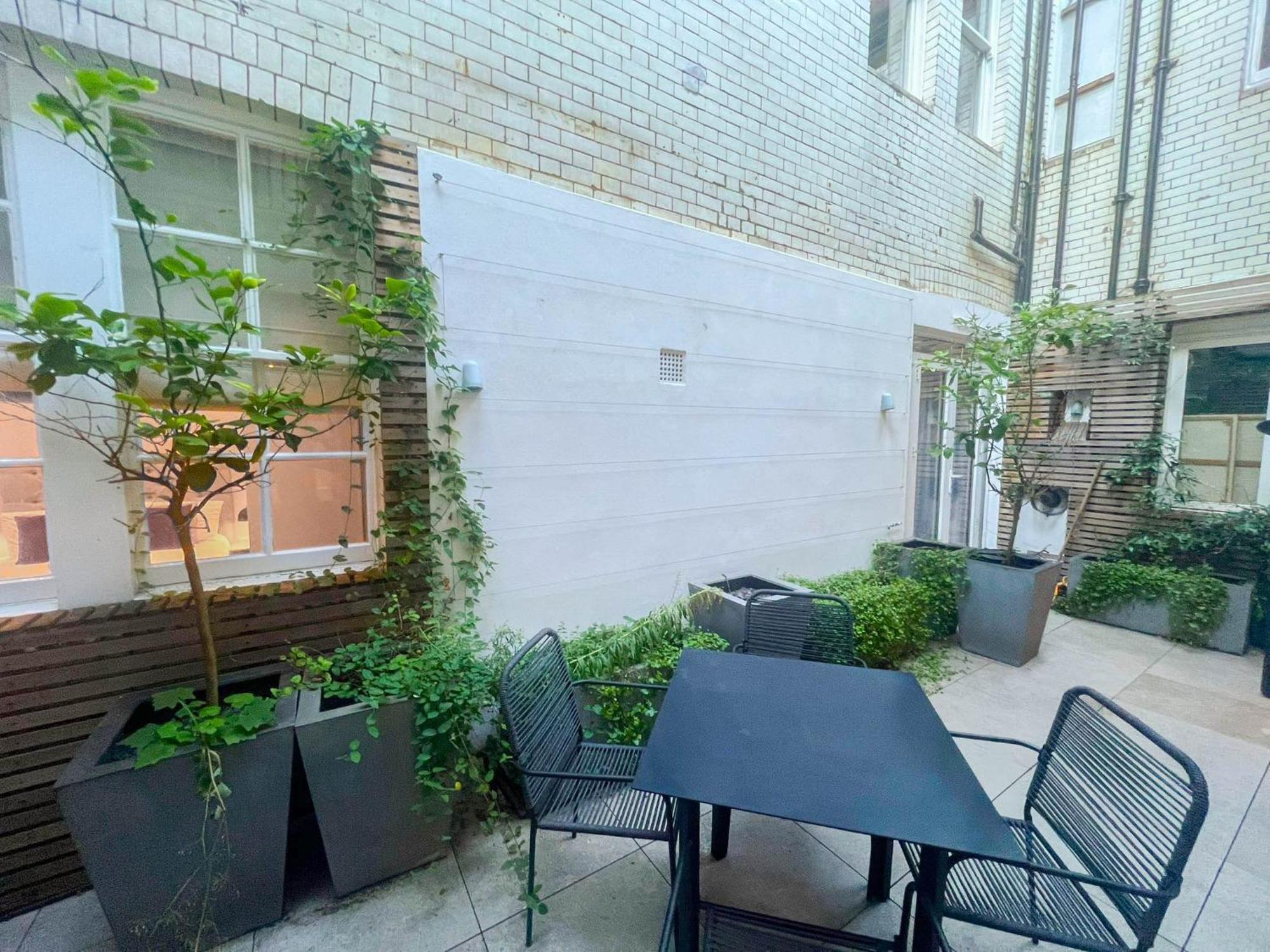 Luxurious 3-bedroom & 3 Bathroom Flat With Indoor Fireplace And Patio In Mayfair London
