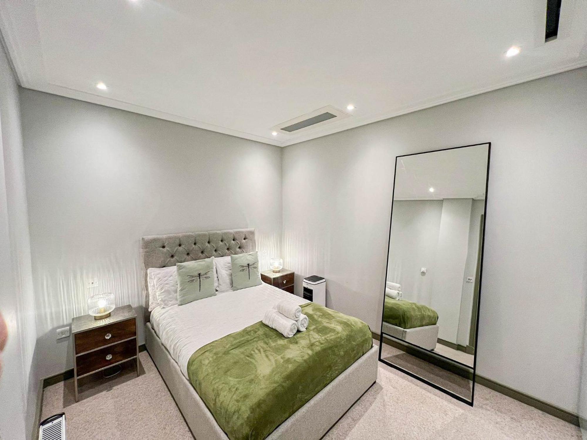 Luxurious 3-bedroom & 3 Bathroom Flat With Indoor Fireplace And Patio In Mayfair Apartment