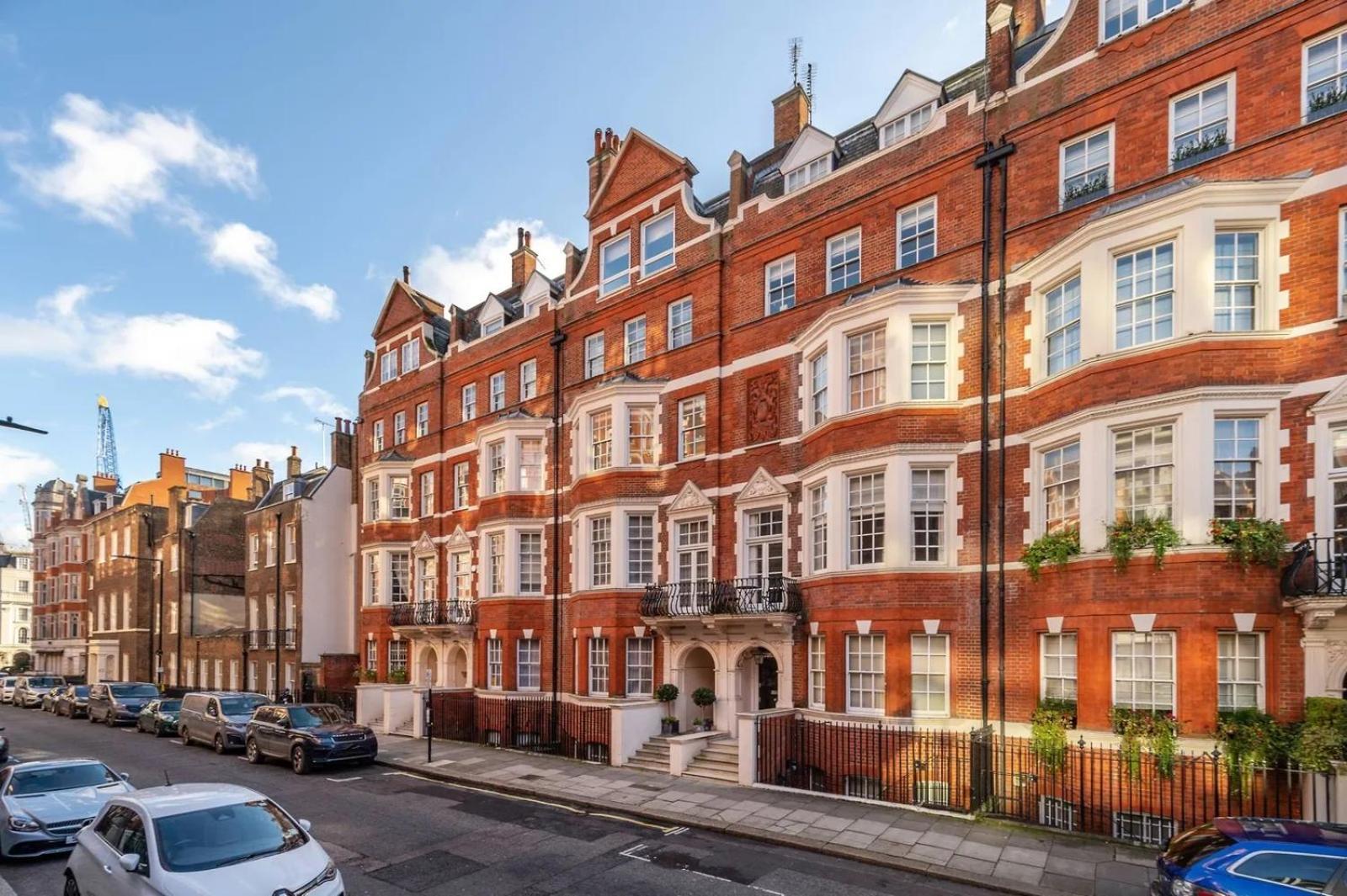 Luxurious 3-bedroom & 3 Bathroom Flat With Indoor Fireplace And Patio In Mayfair Apartment *