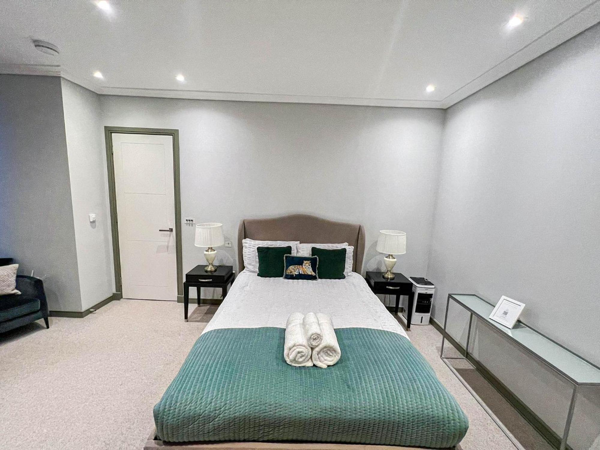 Luxurious 3-bedroom & 3 Bathroom Flat With Indoor Fireplace And Patio In Mayfair Apartment London