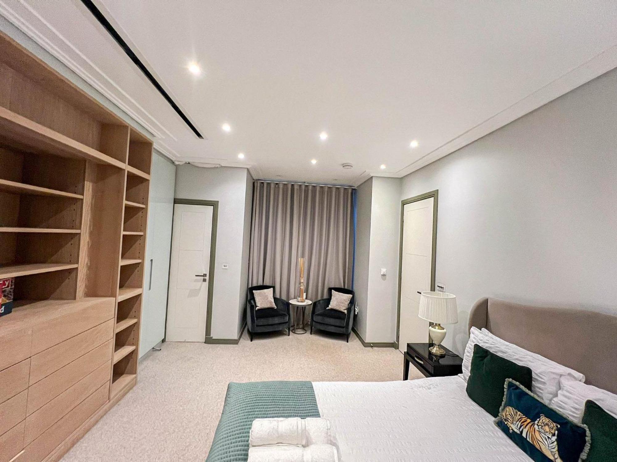 Luxurious 3-bedroom & 3 Bathroom Flat With Indoor Fireplace And Patio In Mayfair