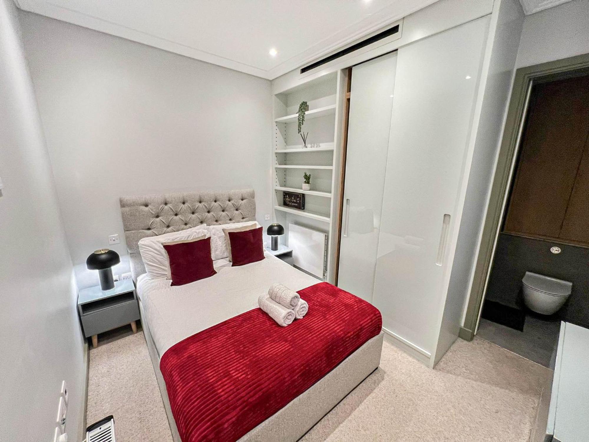 Luxurious 3-bedroom & 3 Bathroom Flat With Indoor Fireplace And Patio In Mayfair Apartment