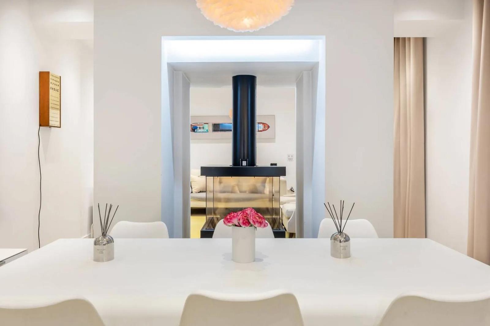 Luxurious 3-bedroom & 3 Bathroom Flat With Indoor Fireplace And Patio In Mayfair Apartment *
