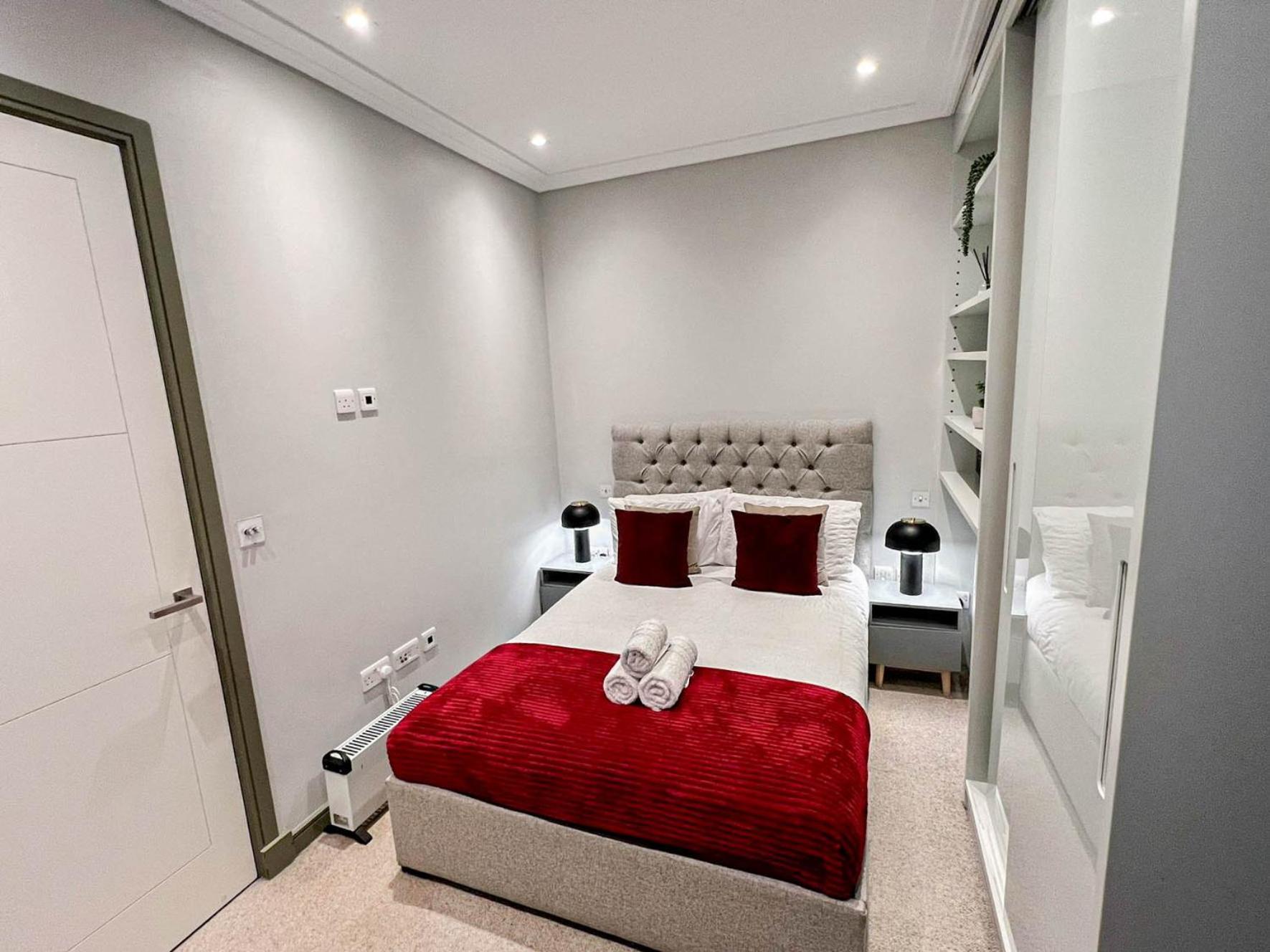 Luxurious 3-bedroom & 3 Bathroom Flat With Indoor Fireplace And Patio In Mayfair Apartment London