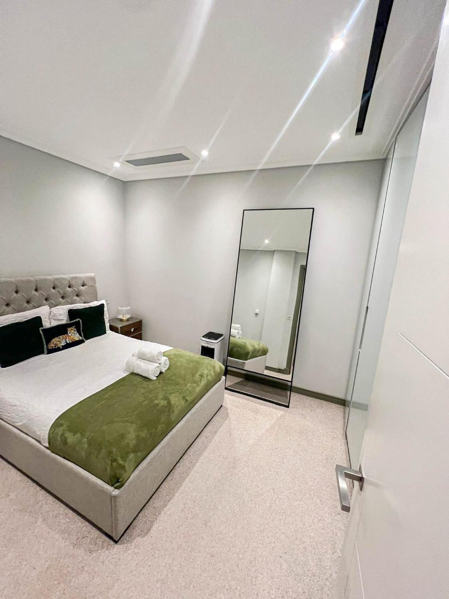 Apartment Luxurious 3-bedroom & 3 Bathroom Flat With Indoor Fireplace And Patio In Mayfair London