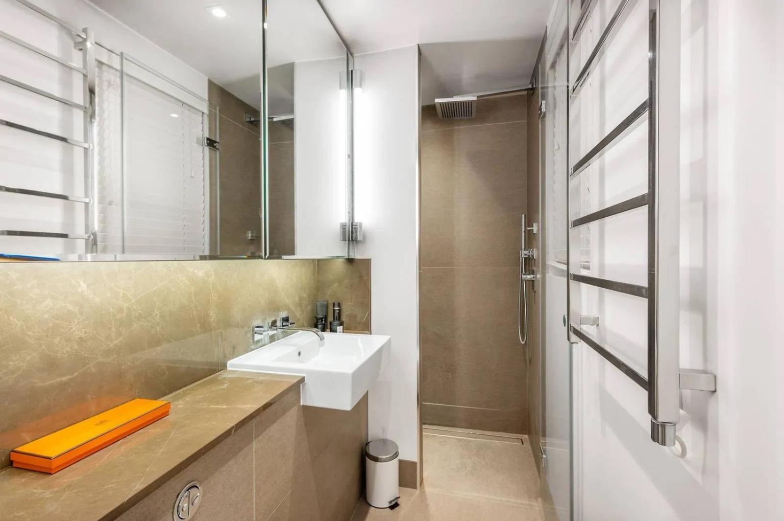 Luxurious 3-bedroom & 3 Bathroom Flat With Indoor Fireplace And Patio In Mayfair *