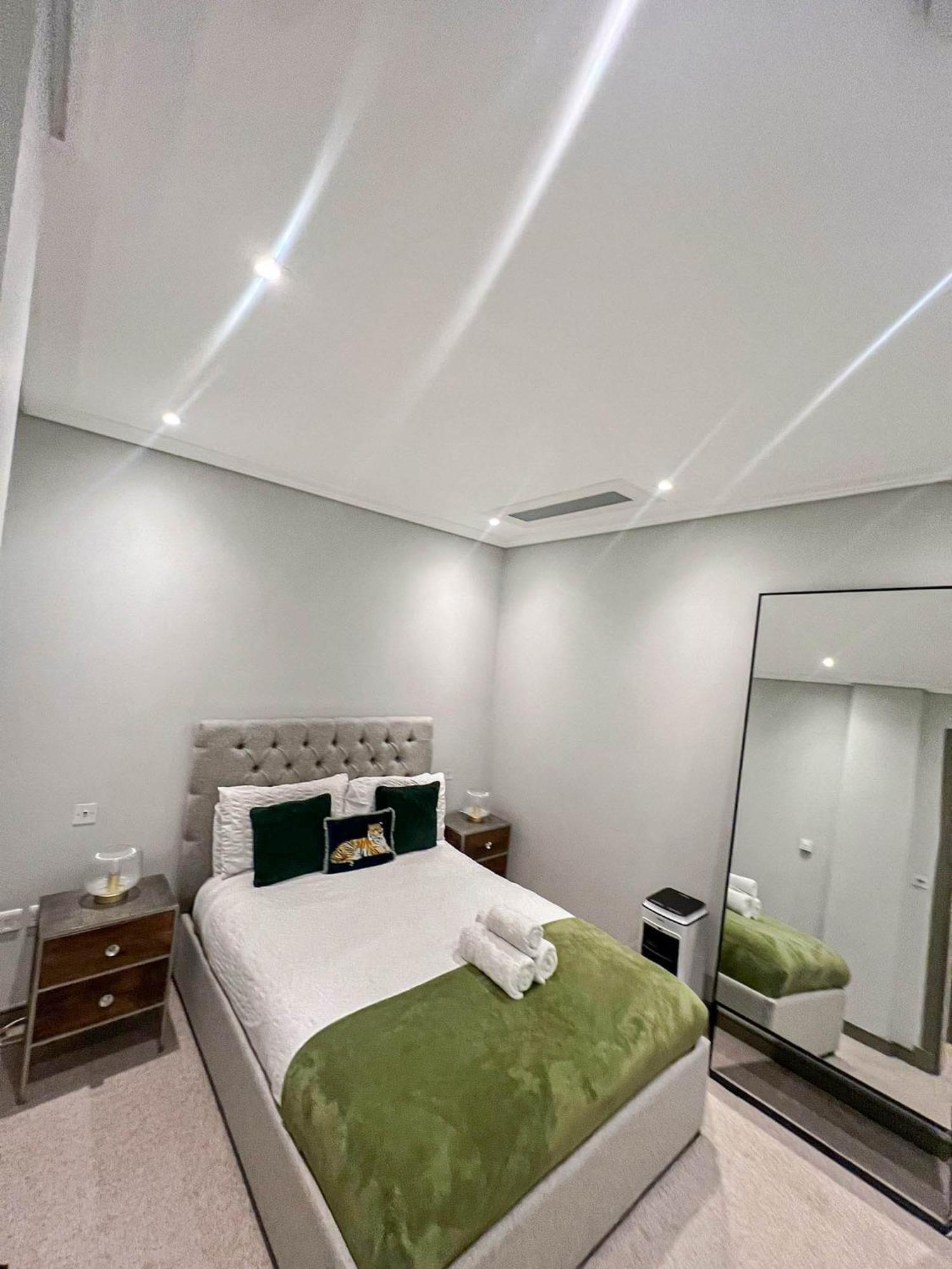 Luxurious 3-bedroom & 3 Bathroom Flat With Indoor Fireplace And Patio In Mayfair Apartment