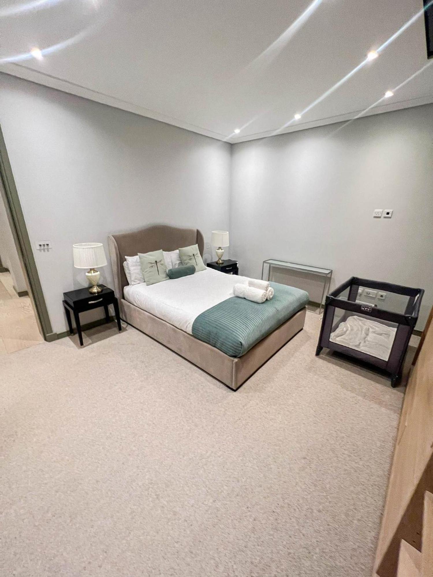 Luxurious 3-bedroom & 3 Bathroom Flat With Indoor Fireplace And Patio In Mayfair Apartment *