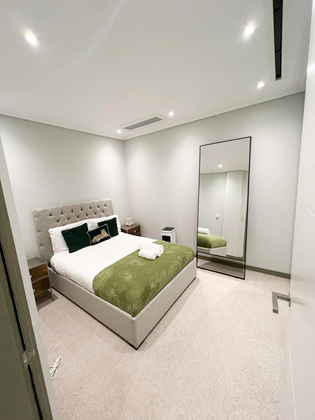 Luxurious 3-bedroom & 3 Bathroom Flat With Indoor Fireplace And Patio In Mayfair Apartment London