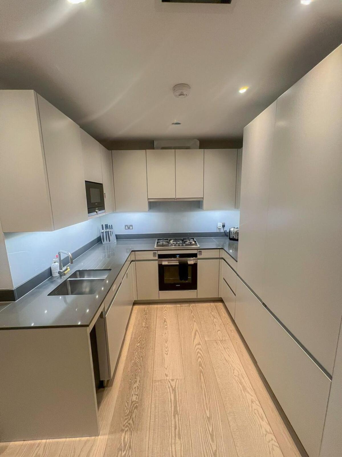 Apartment Luxurious 3-bedroom & 3 Bathroom Flat With Indoor Fireplace And Patio In Mayfair London