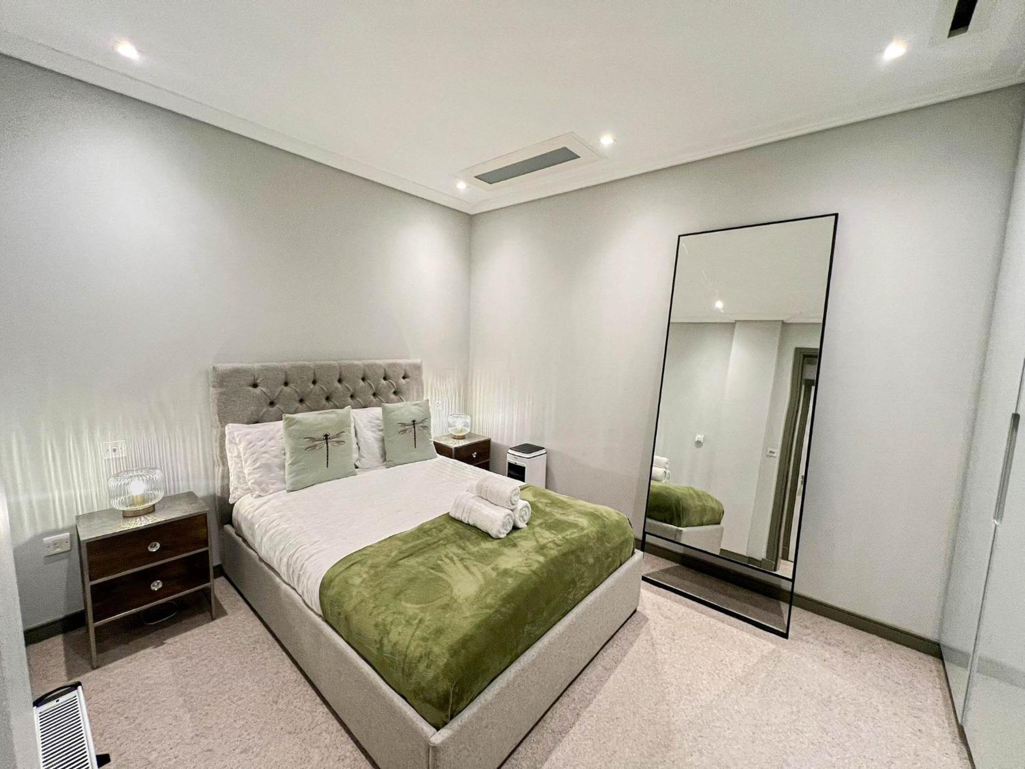 Luxurious 3-bedroom & 3 Bathroom Flat With Indoor Fireplace And Patio In Mayfair *
