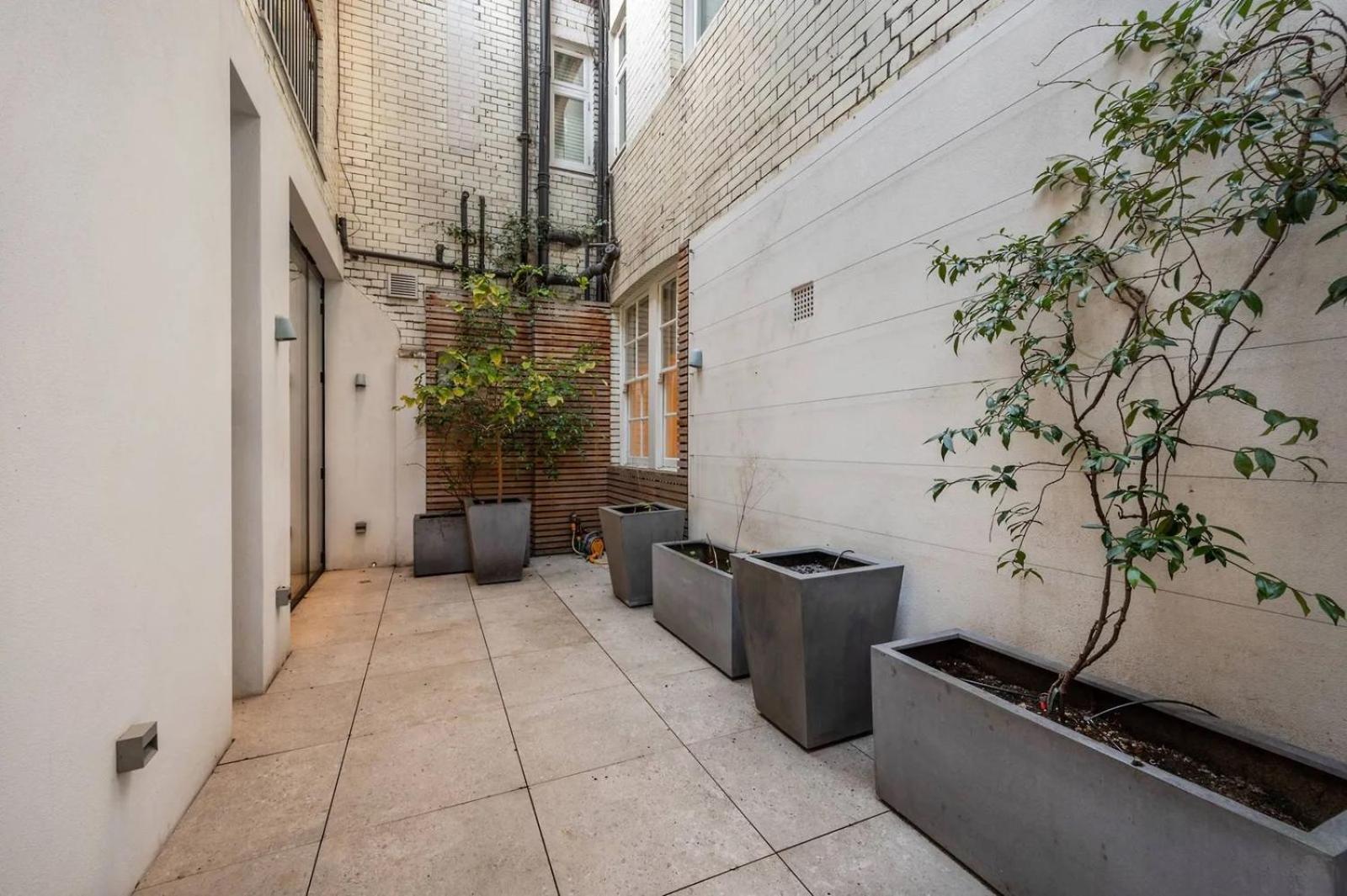 Luxurious 3-bedroom & 3 Bathroom Flat With Indoor Fireplace And Patio In Mayfair London