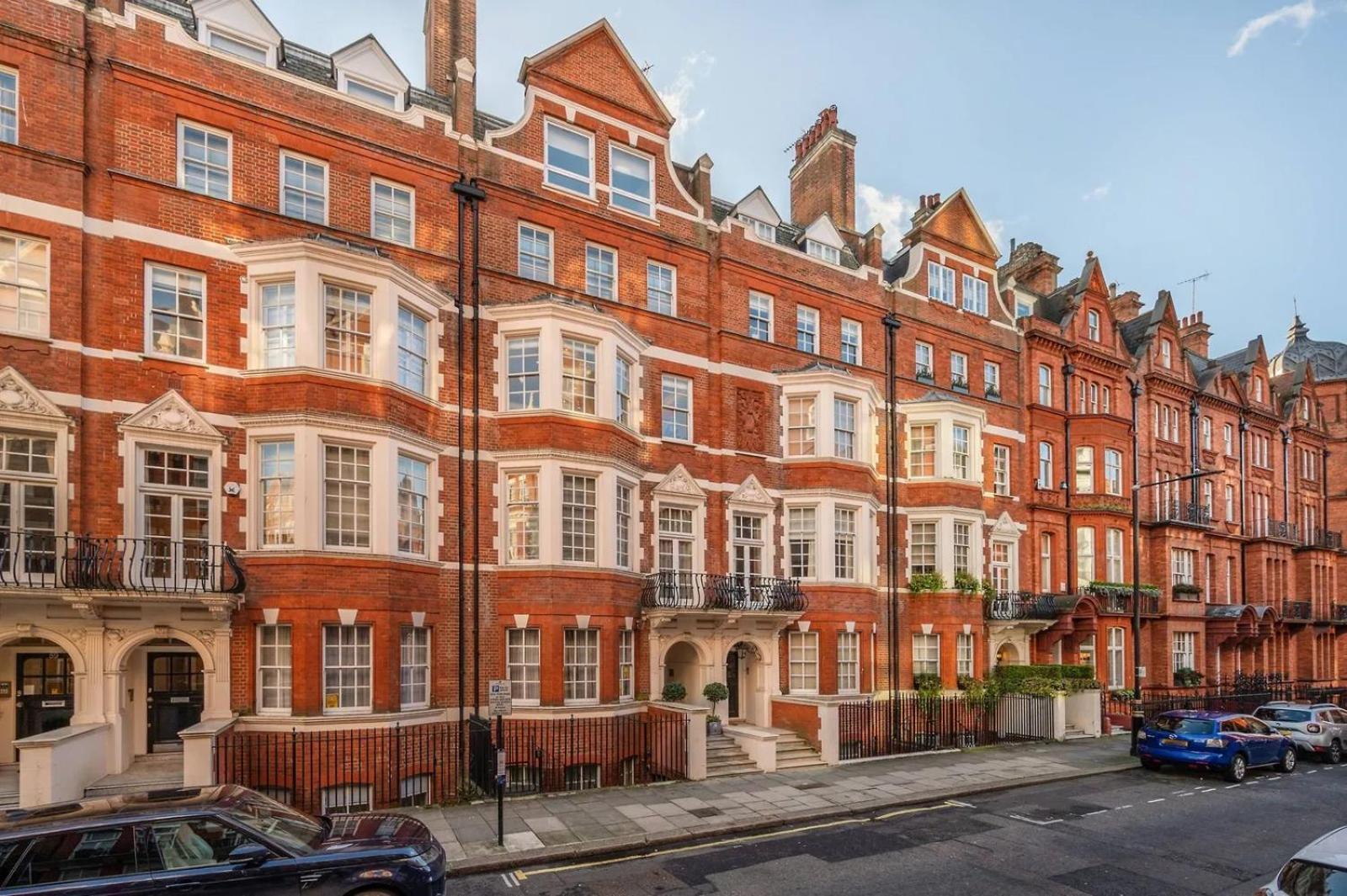 Luxurious 3-bedroom & 3 Bathroom Flat With Indoor Fireplace And Patio In Mayfair Apartment