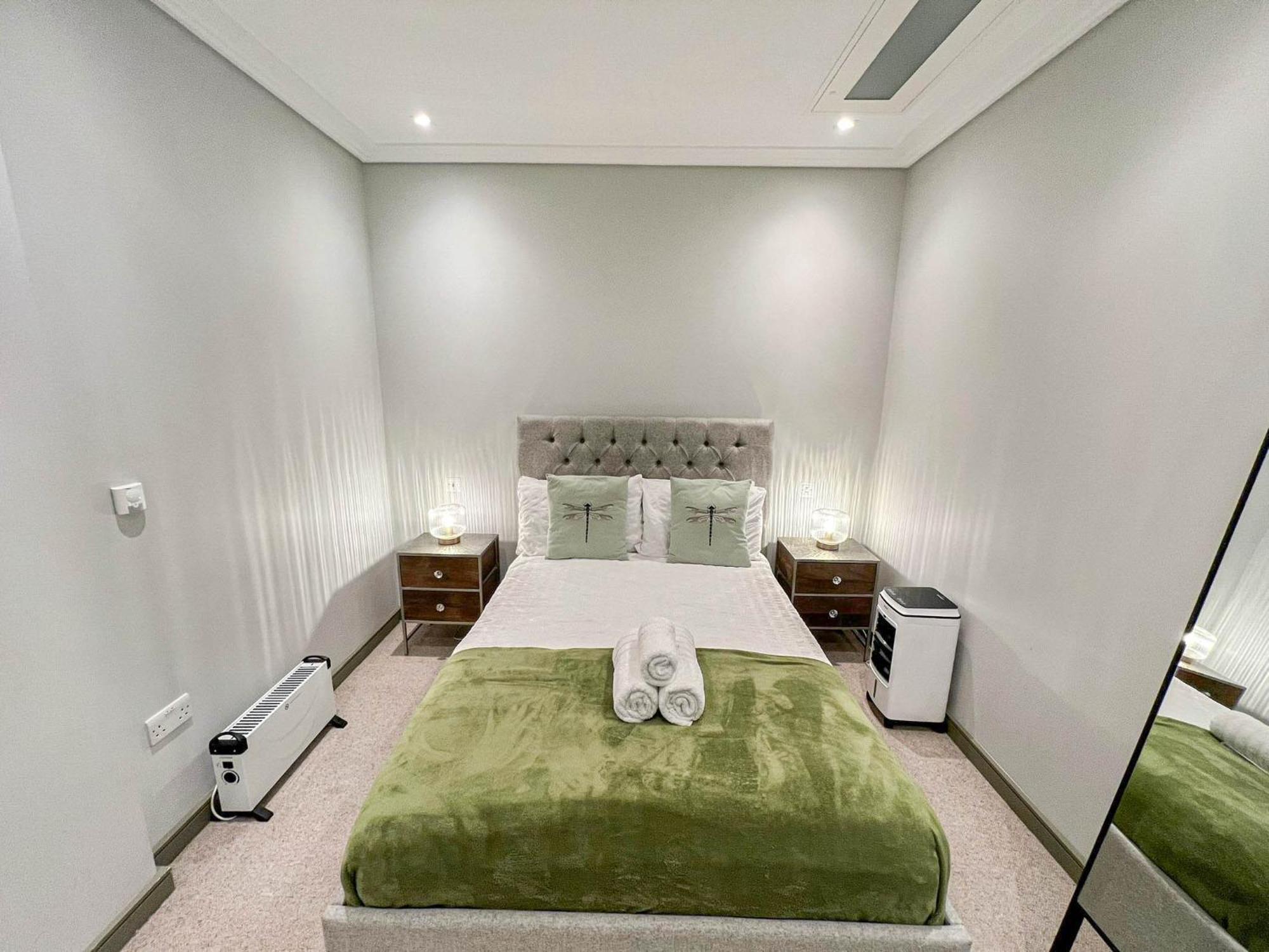 Apartment Luxurious 3-bedroom & 3 Bathroom Flat With Indoor Fireplace And Patio In Mayfair
