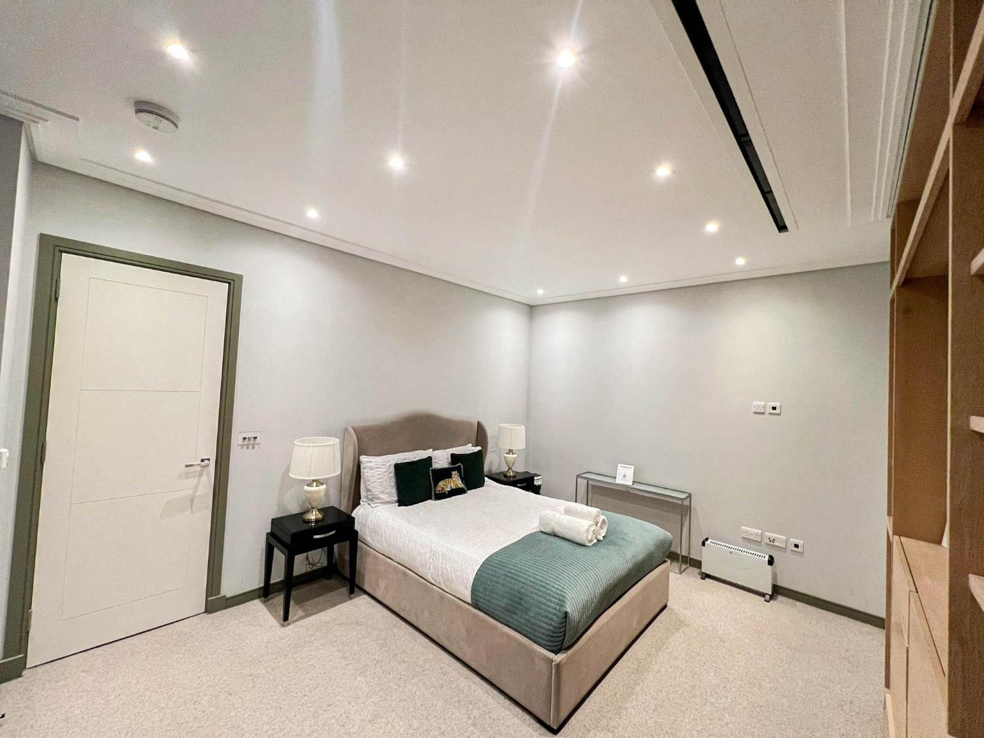 Luxurious 3-bedroom & 3 Bathroom Flat With Indoor Fireplace And Patio In Mayfair Apartment *