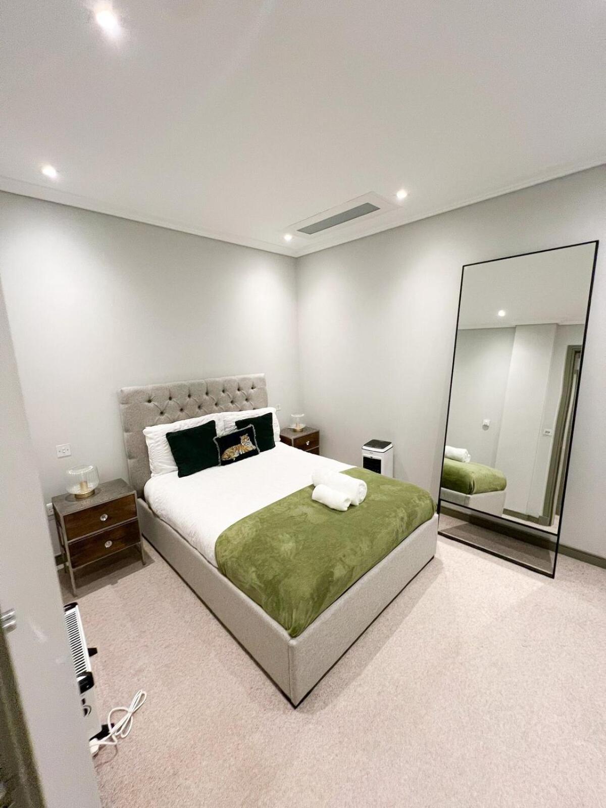 Apartment Luxurious 3-bedroom & 3 Bathroom Flat With Indoor Fireplace And Patio In Mayfair London