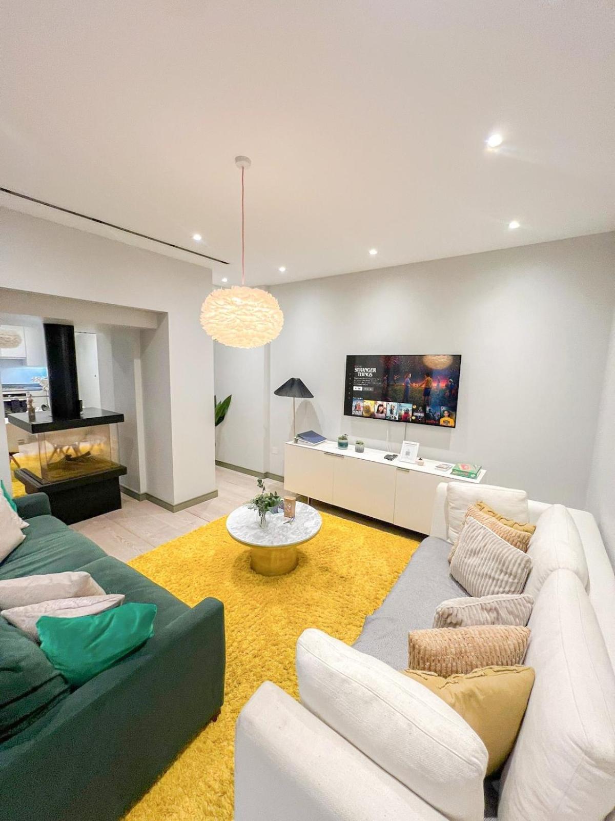 Luxurious 3-bedroom & 3 Bathroom Flat With Indoor Fireplace And Patio In Mayfair *