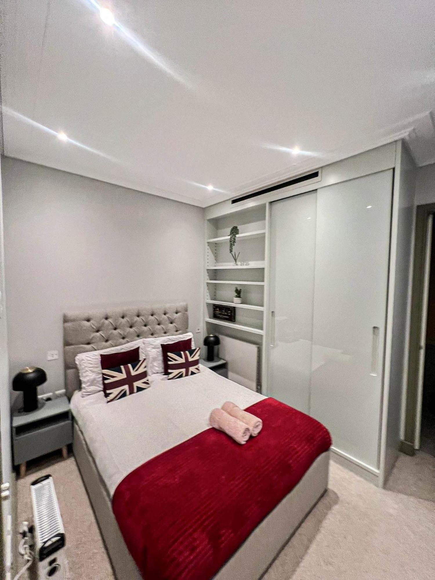 Luxurious 3-bedroom & 3 Bathroom Flat With Indoor Fireplace And Patio In Mayfair * London